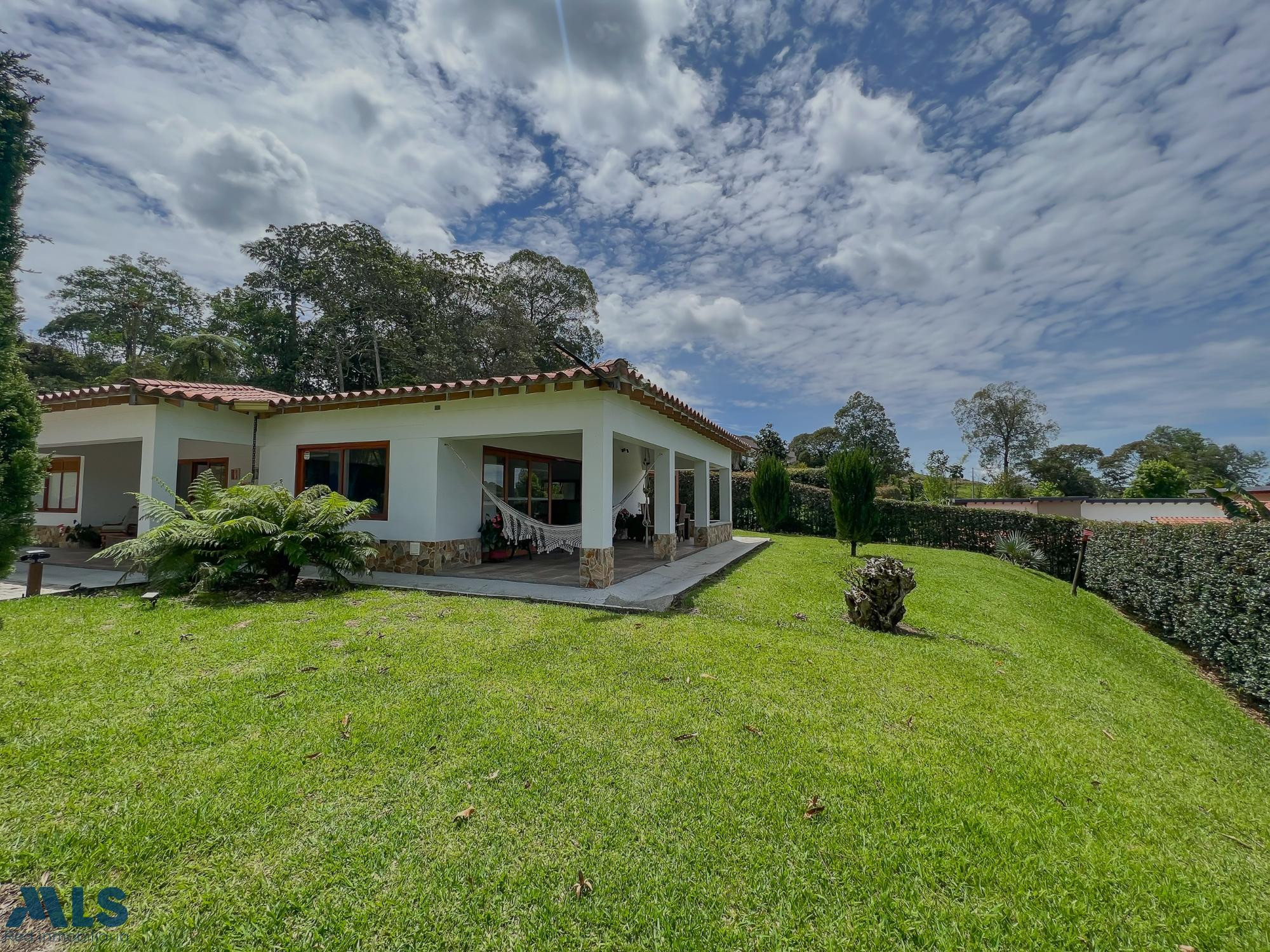 Casa campestre para la venta en parcelación de la Ceja la-ceja - v guamito