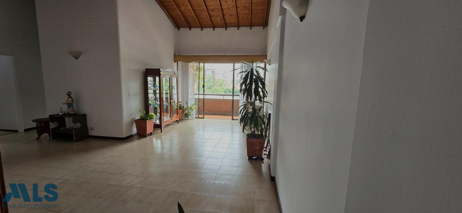 Apartamento muy espacioso con gran potencial para remodelar en ultimo piso y ubicació envigado - bosques de zuniga