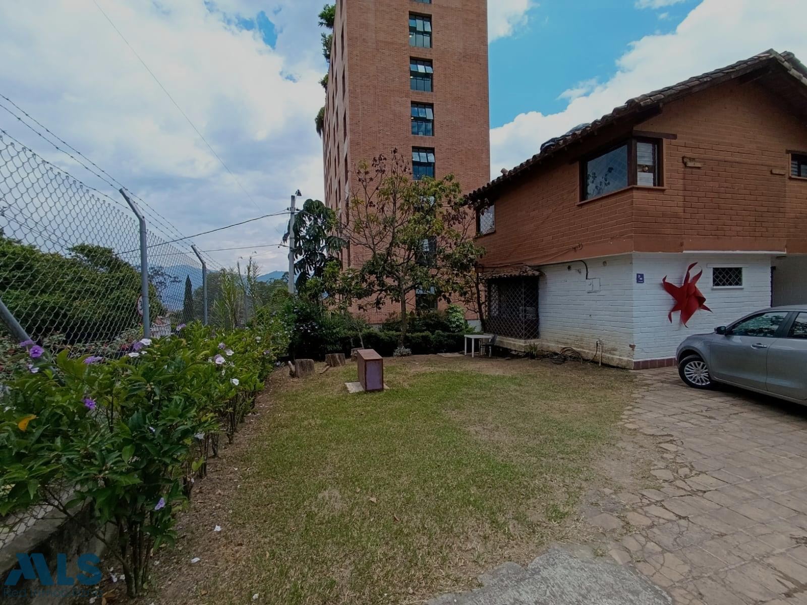 Casa lote con excelente metraje en San Lucas Medellín medellin - san lucas