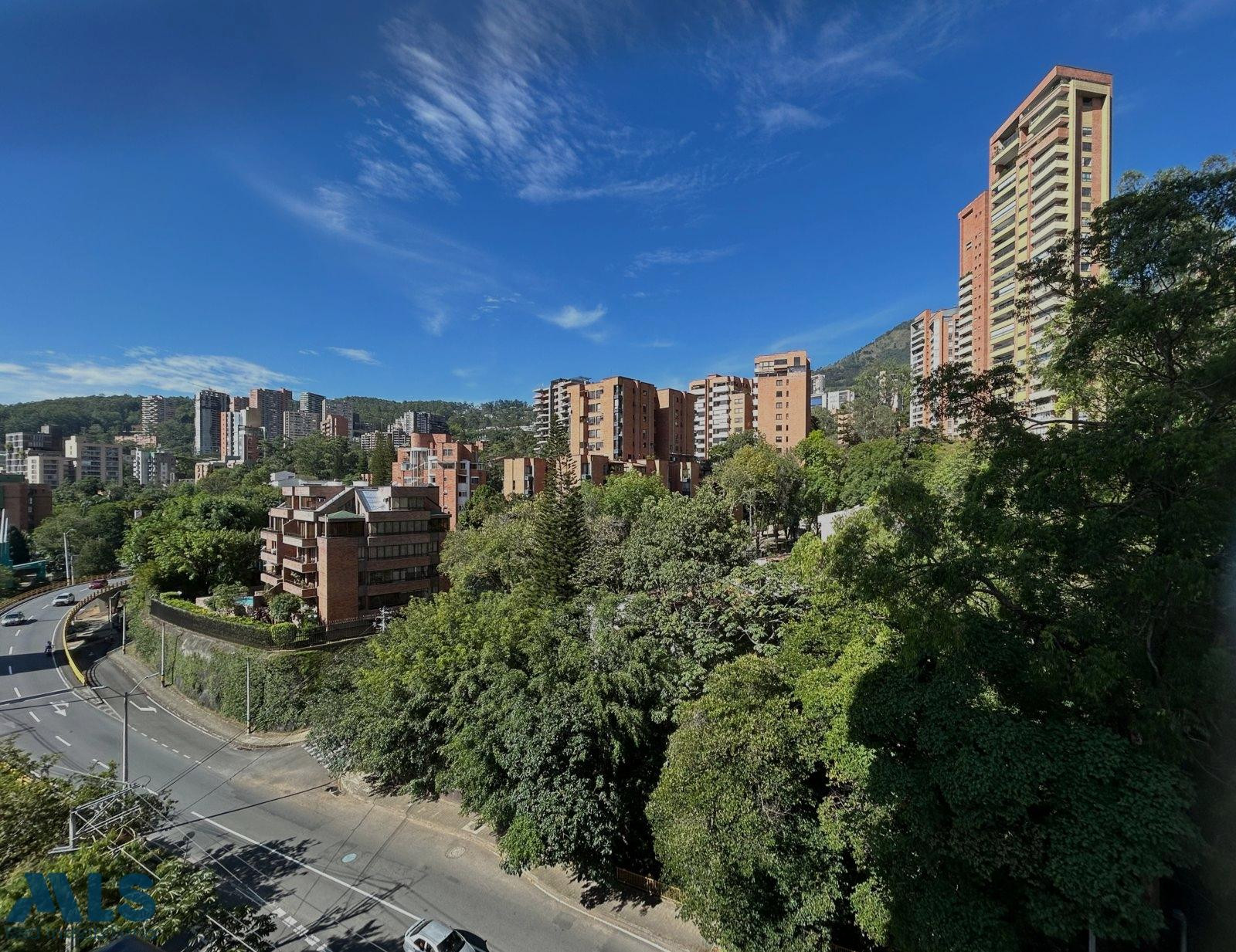 Amplia oficina con vista verde y a la Ciudad medellin - la concha