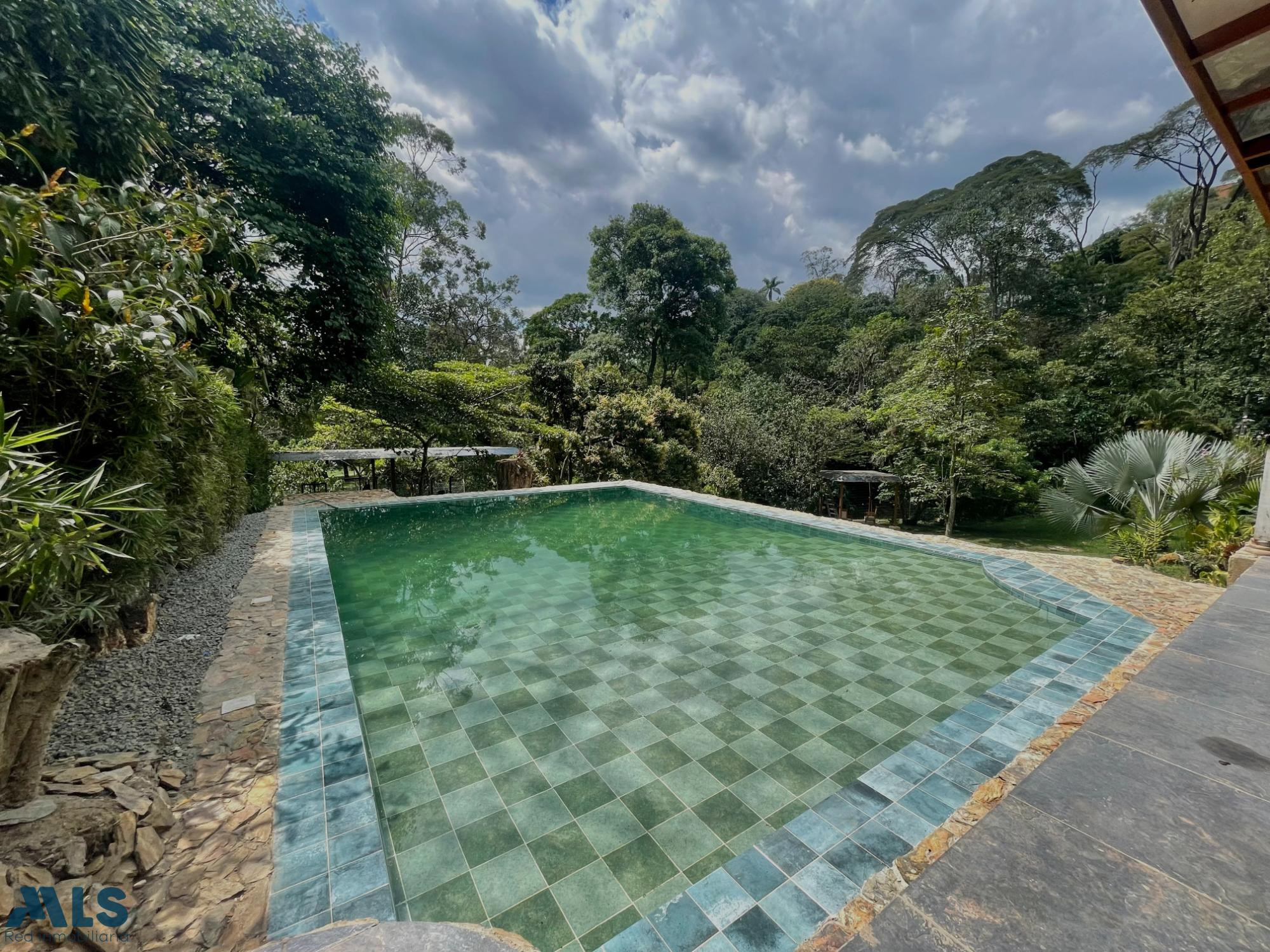 Hermosa casa con piscina en la superior medellin - el campestre