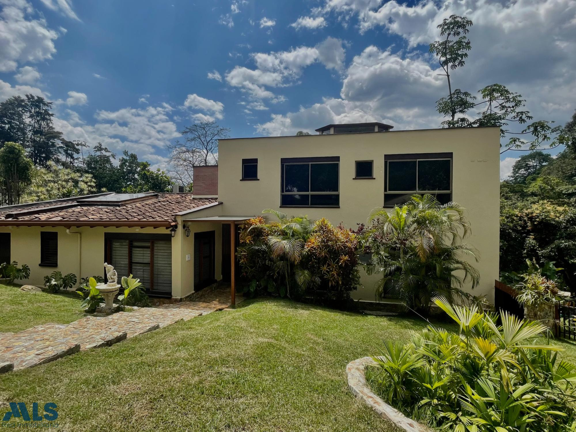 Hermosa casa con piscina en la superior medellin - el campestre