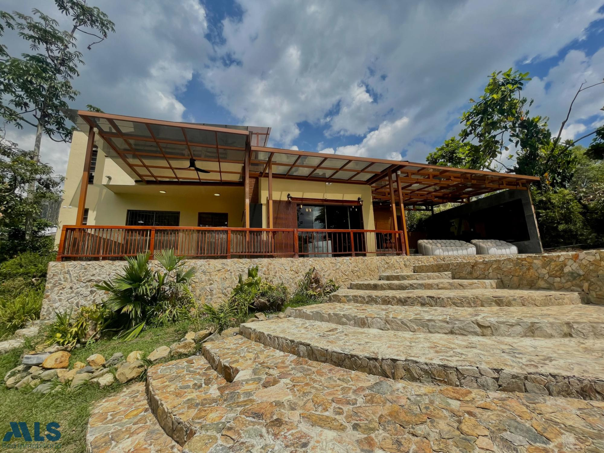 Hermosa casa con piscina en la superior medellin - el campestre