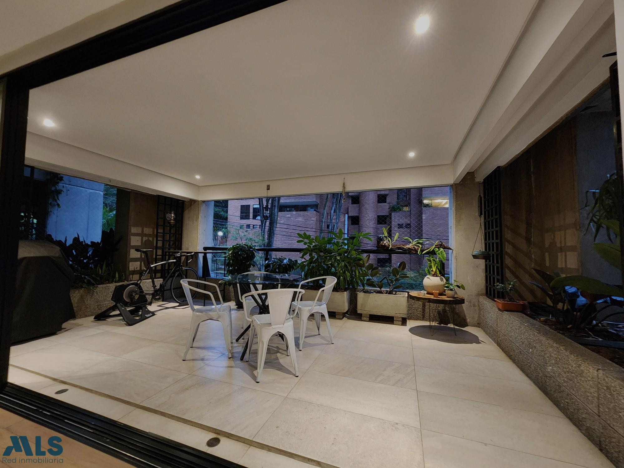 APARTAMENTO EN EL POBLADO, AMPLIOS ESPACIOS, BALCÓN TERRAZA, TRANQUILO Y EN UNIDAD medellin - las lomas no 1