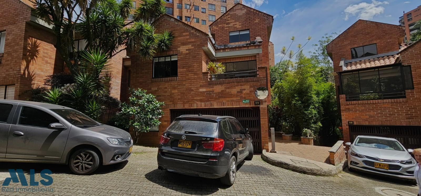 CASA CON JARDIN EN EL CORAZON DEL POBLADO medellin - la tomatera