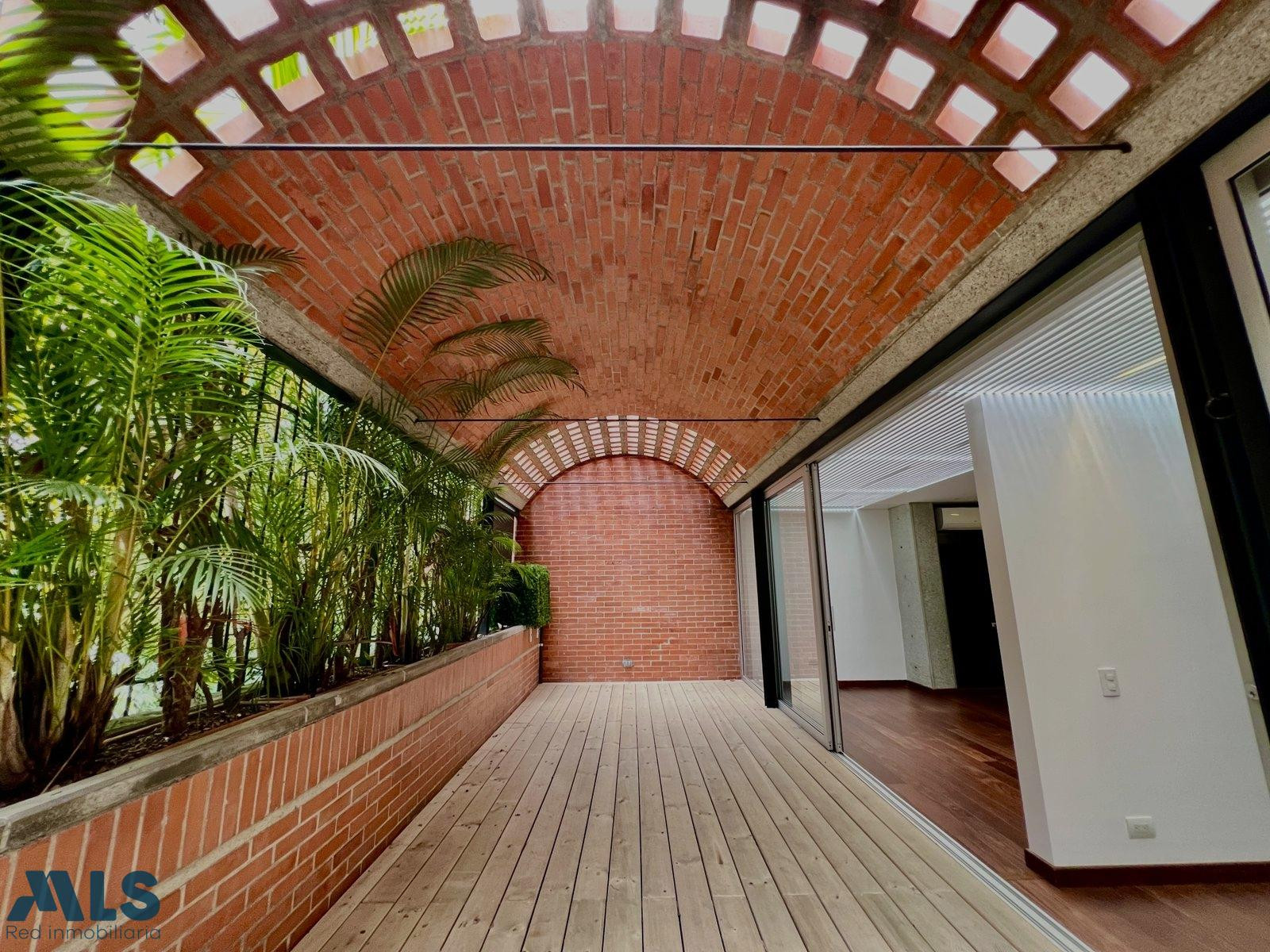 Apartamento de lujo: Terraza con pérgola turca y balcón. medellin - alto de las palmas