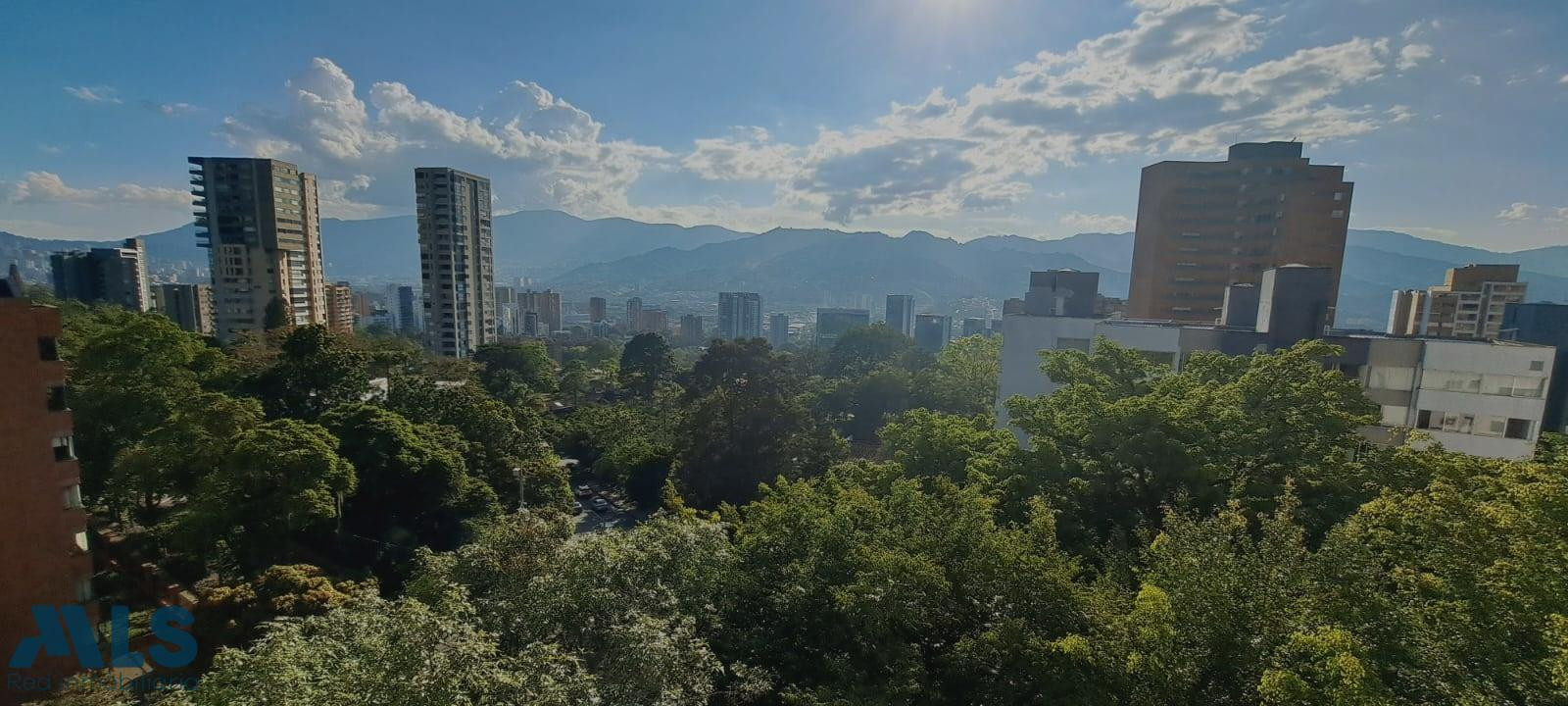 CERCA A SANTAFÉ CENTRO COMERCIAL, AMPLIOS ESPACIOS medellin - los balsos no 2