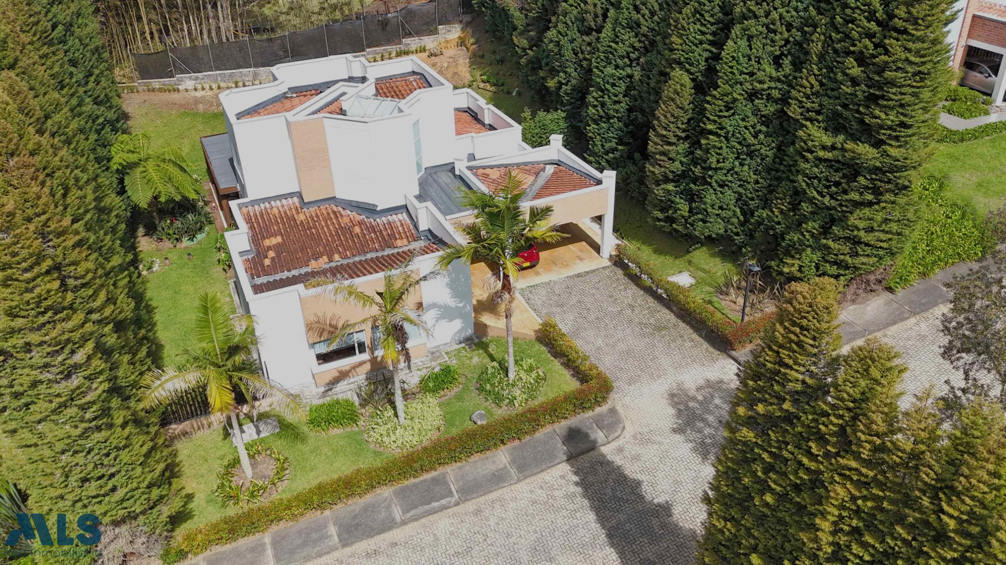 Casa de 2 niveles con grandiosa zona verde envigado - alto de las palmas