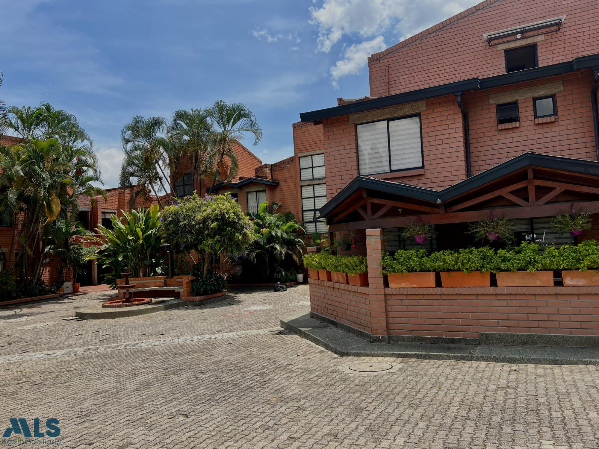 Casa de amplios espacios y buena luz medellin - el poblado