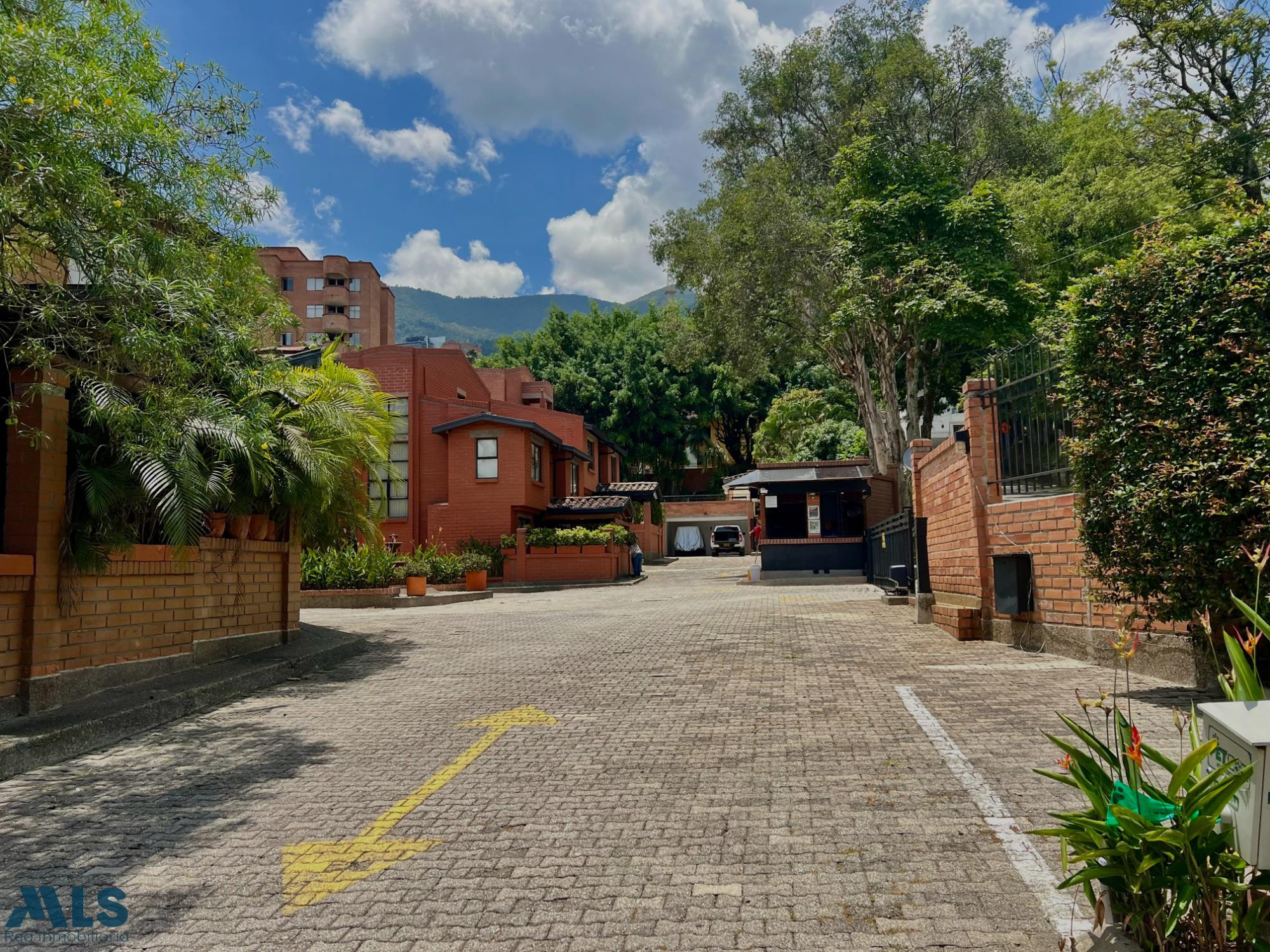 Casa de amplios espacios y buena luz medellin - el poblado