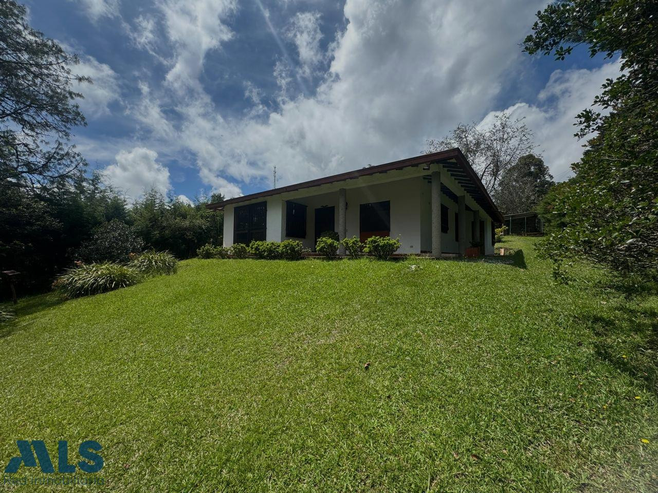 HERMOSA CASA CAMPESTRE ESQUINERA 5 MINUTOS DEL PUEBLO el-retiro - pantanillo