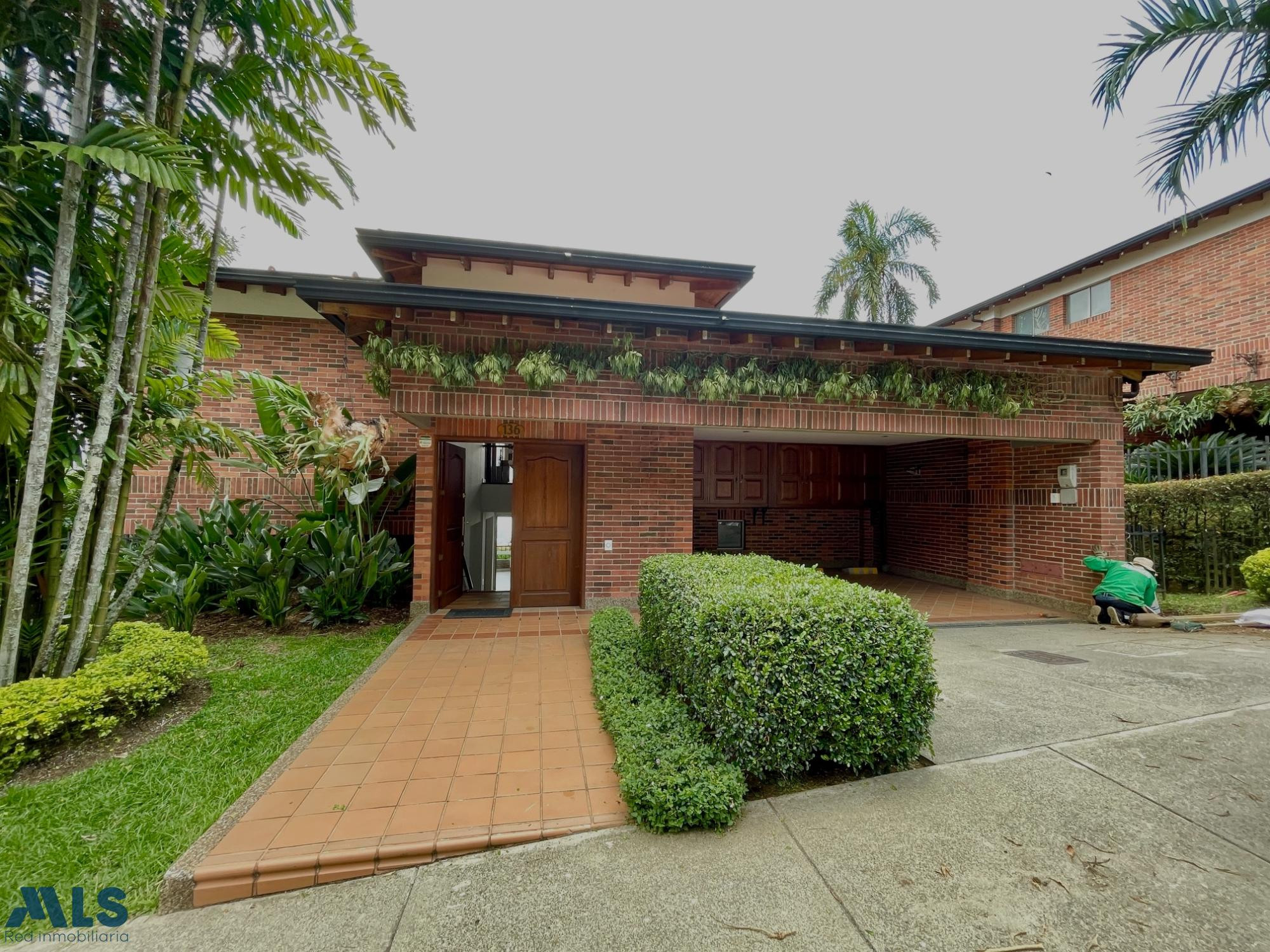 Casa en venta, Cola del Zorro, El Poblado, con hermosa vista a la ciudad. medellin - loma cola del zorro