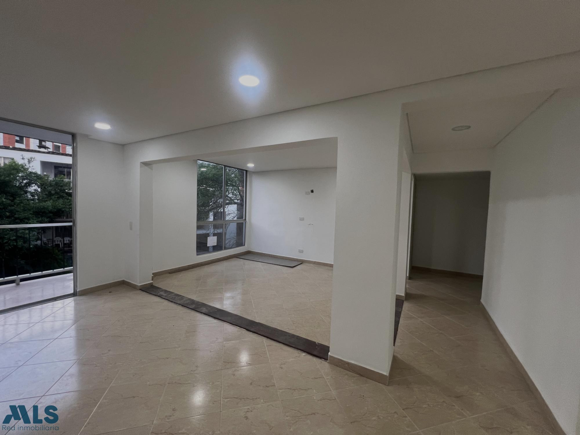 apartamento completamente remodelado en la avenida de las vegas medellin - patio bonito