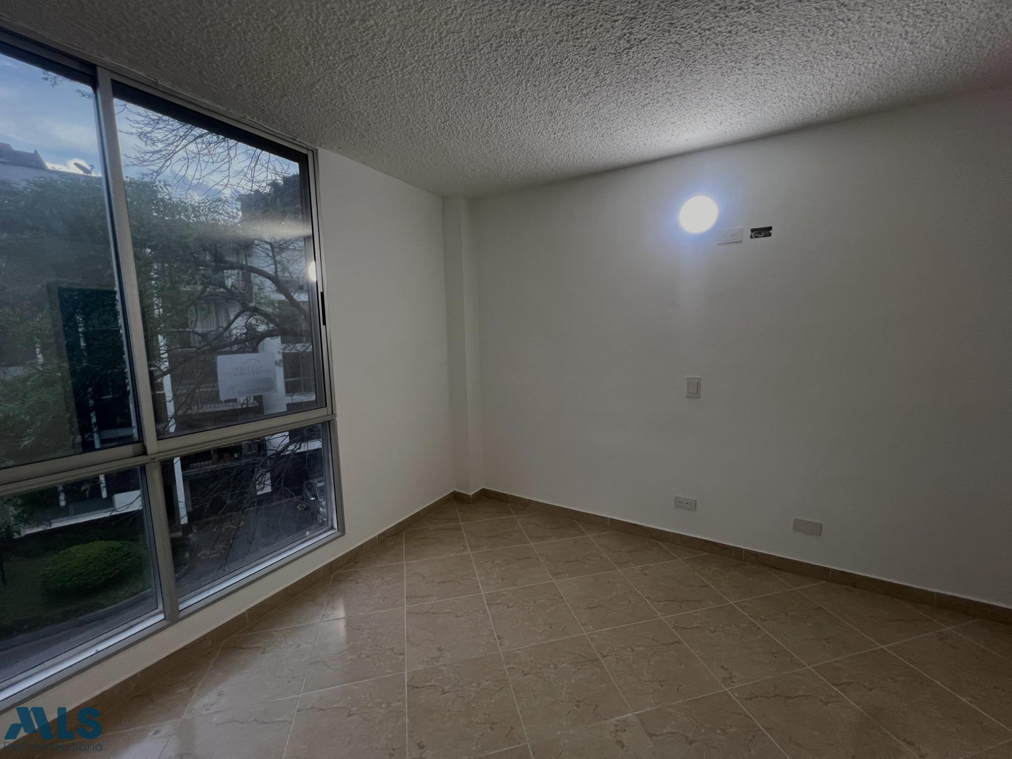 apartamento completamente remodelado en la avenida de las vegas medellin - patio bonito