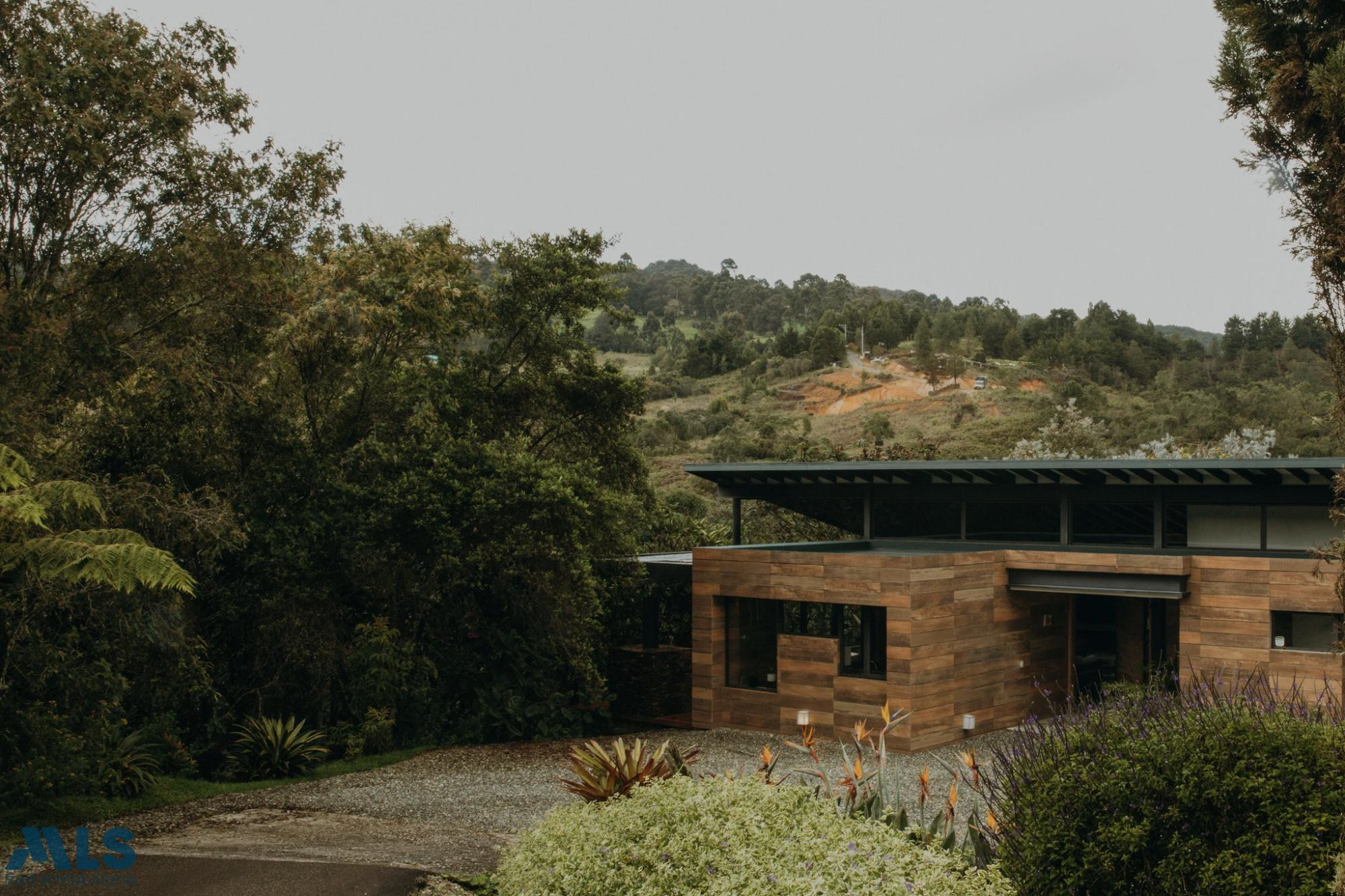 ESPECTACULAR CASA EN MEDIO DEL BOSQUE, CERCA A LA CIUDAD envigado - alto de las palmas