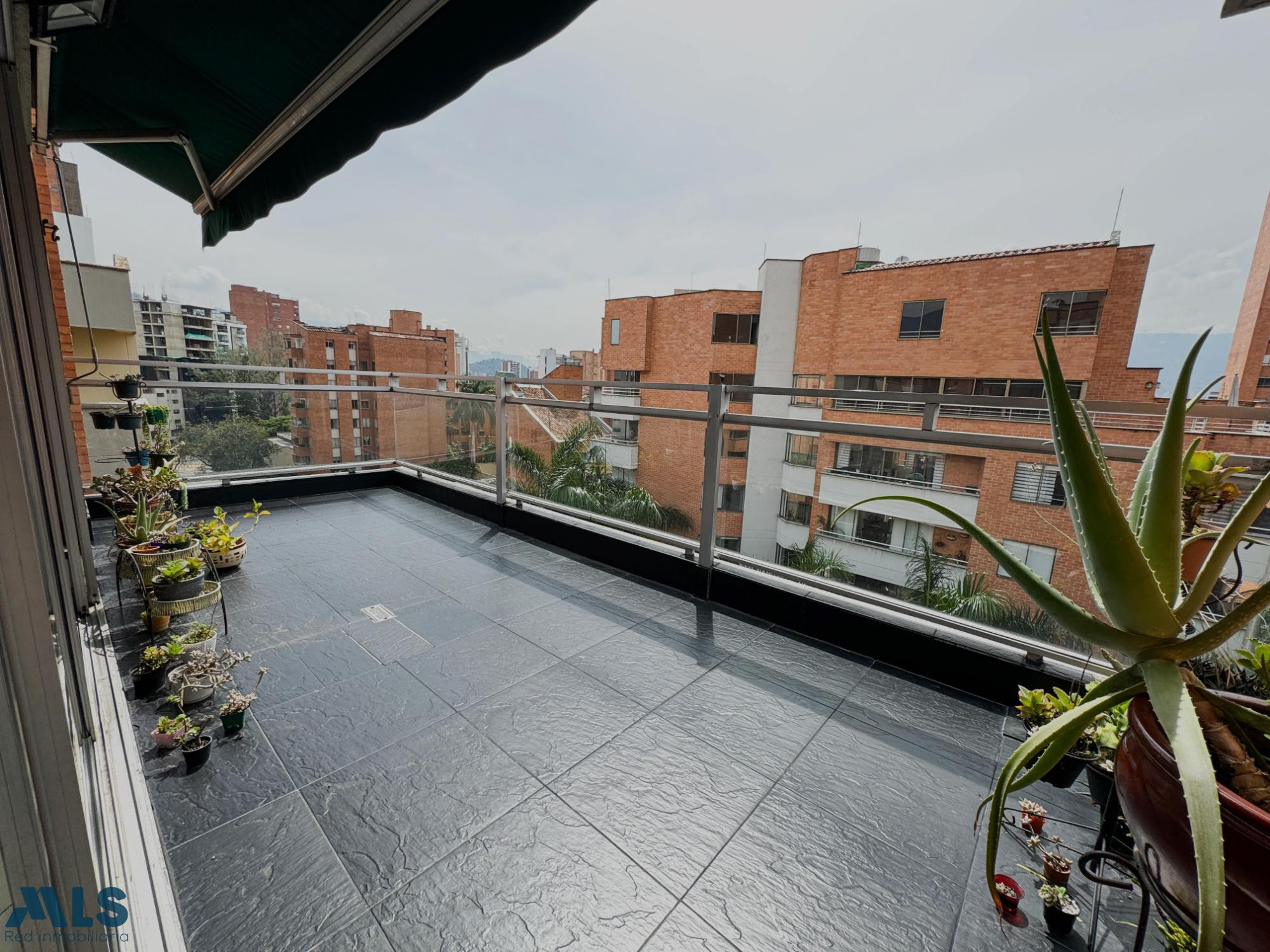 Gran oportunidad de reforma de penthouse en laureles medellin - las acacias