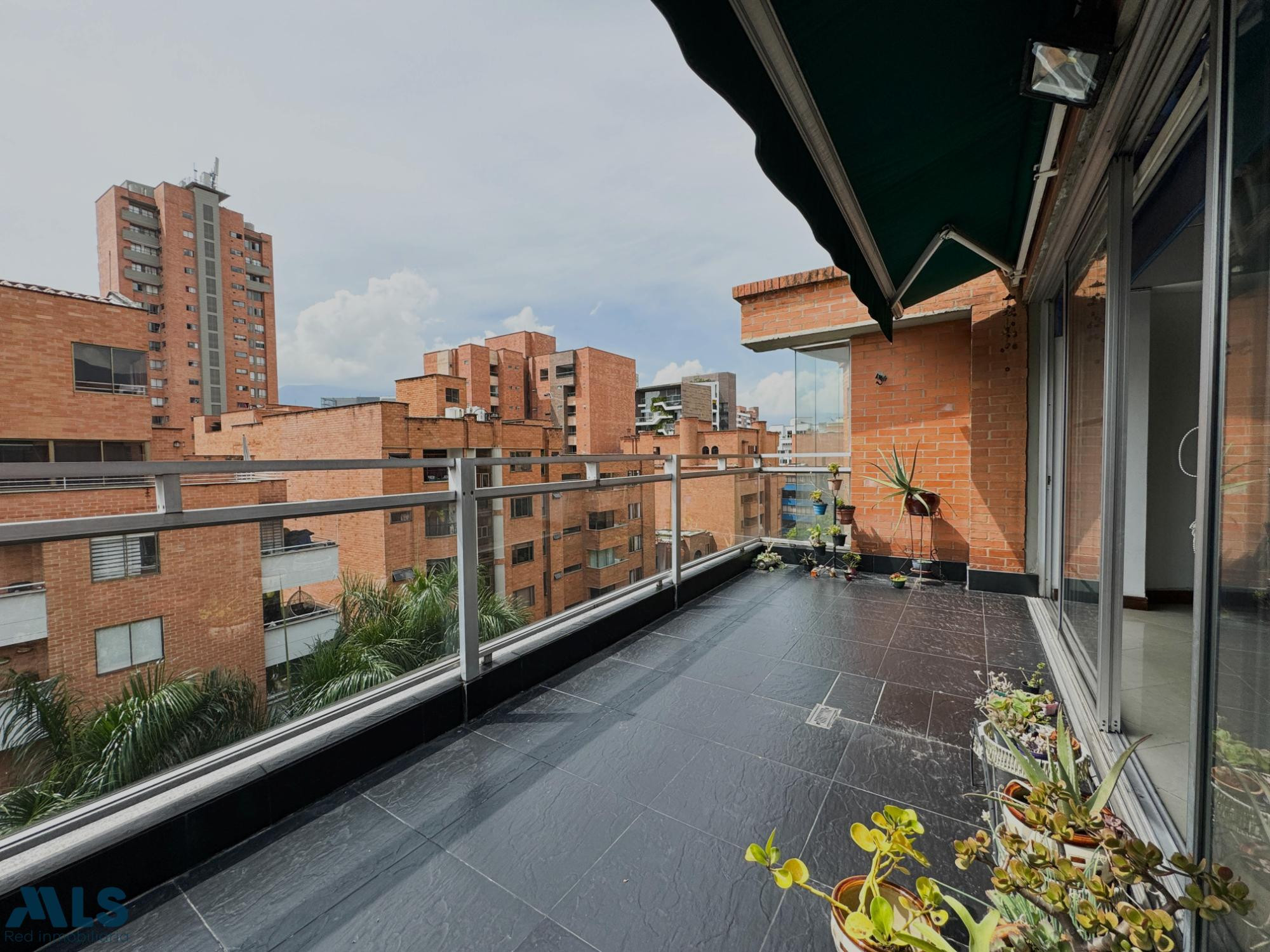 Gran oportunidad de reforma de penthouse en laureles medellin - las acacias