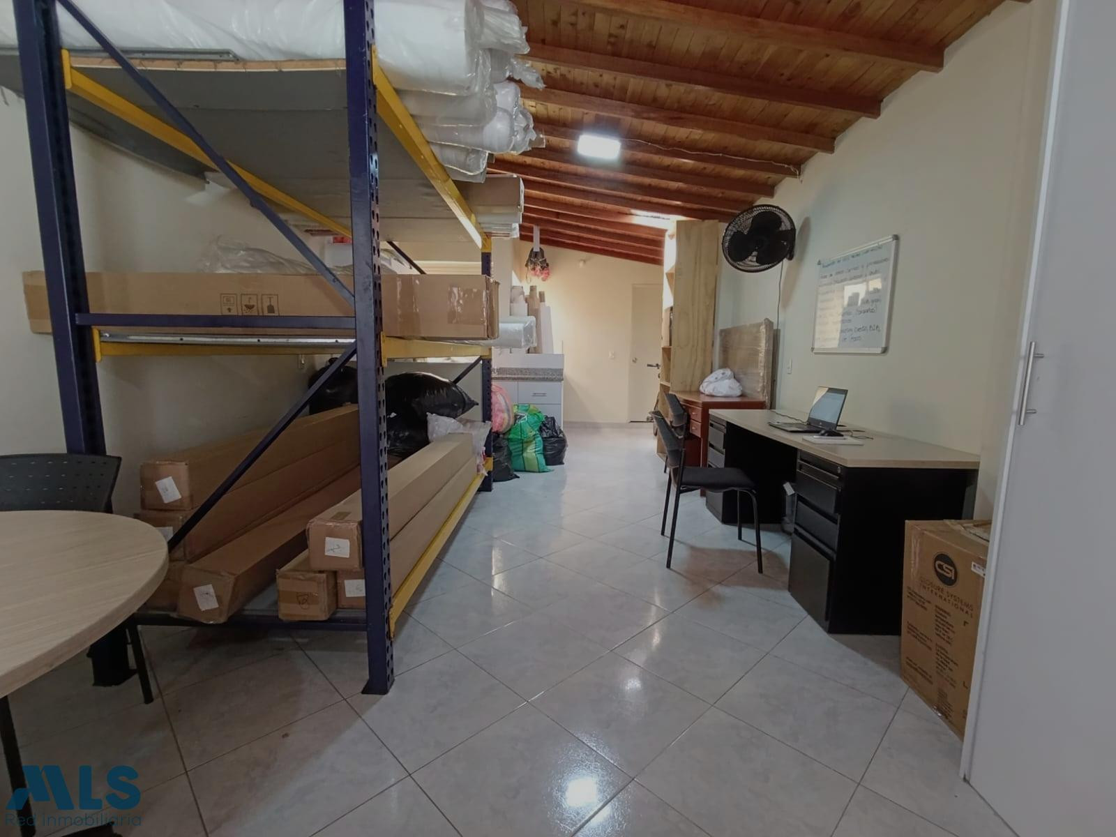 Bodega local de 3 niveles en venta medellin - san joaquin