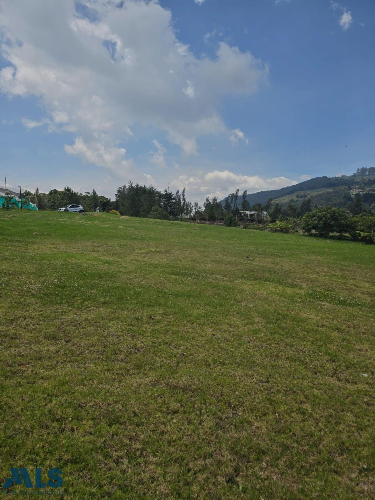 Hermoso lote en ambiente exclusivo. envigado - alto de las palmas