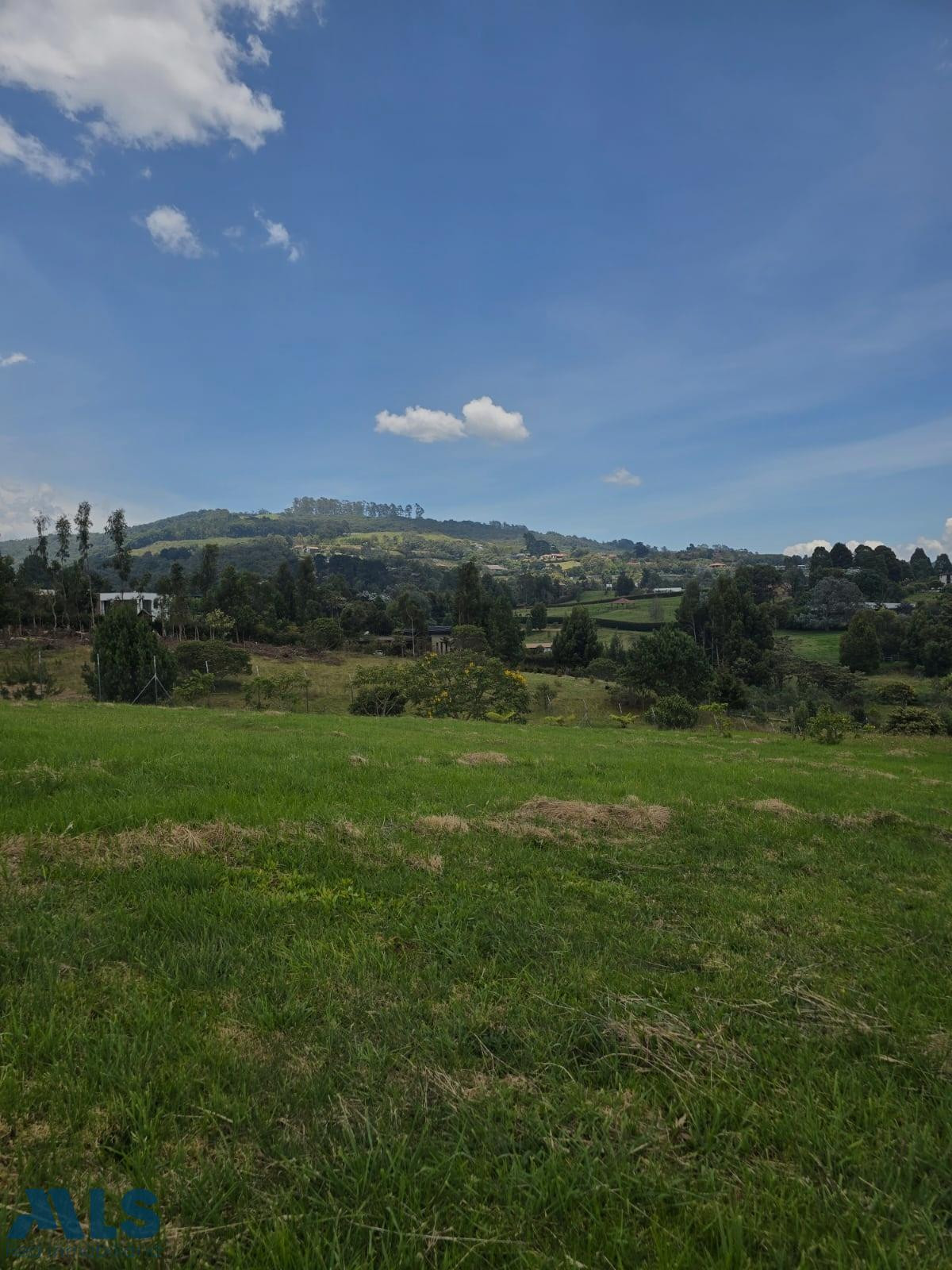 Hermoso lote en ambiente exclusivo. envigado - alto de las palmas