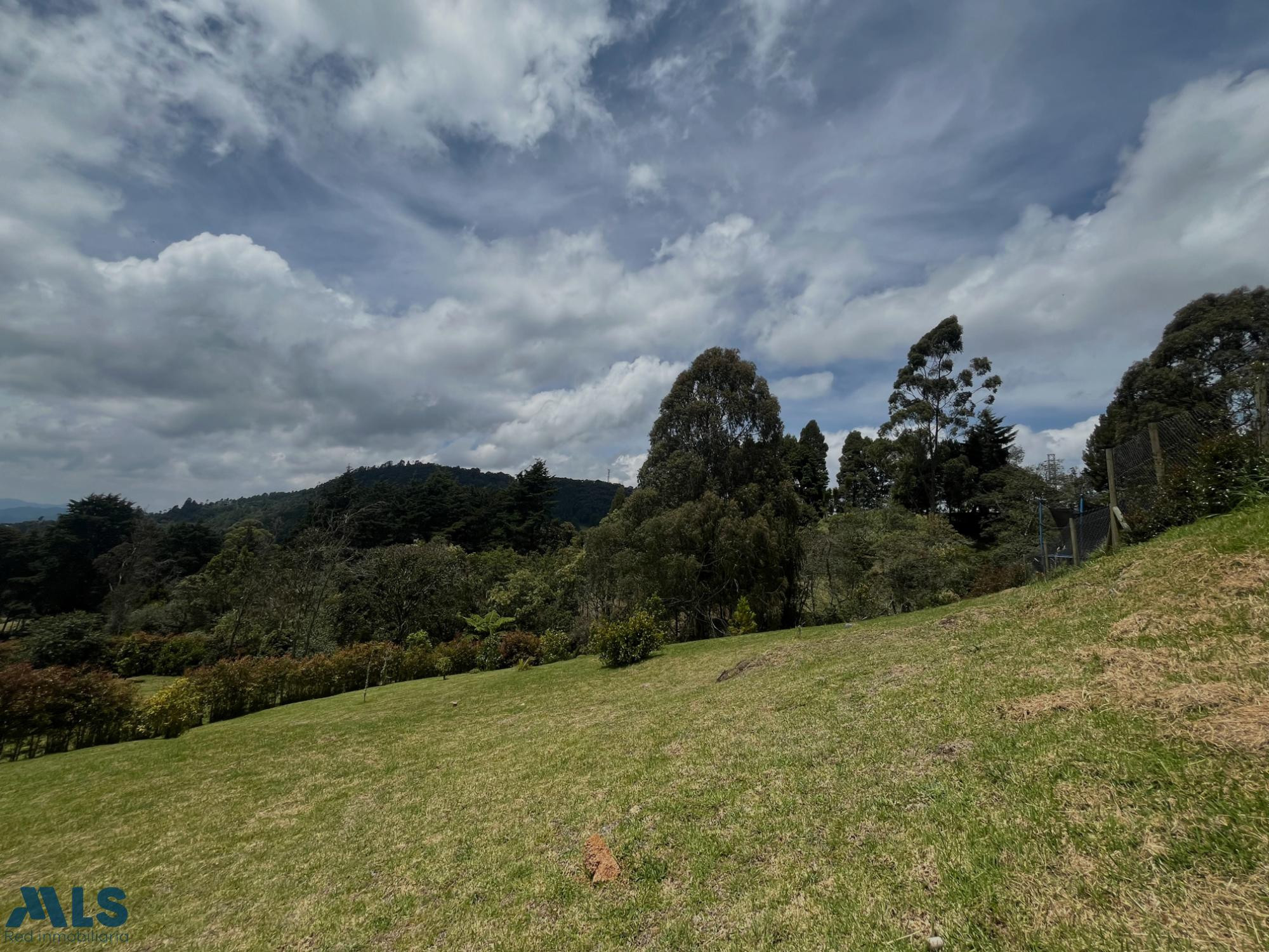 Hermoso lote en parcelación en el alto de las Palmas, con vista a bosque y montañas. envigado - alto de las palmas