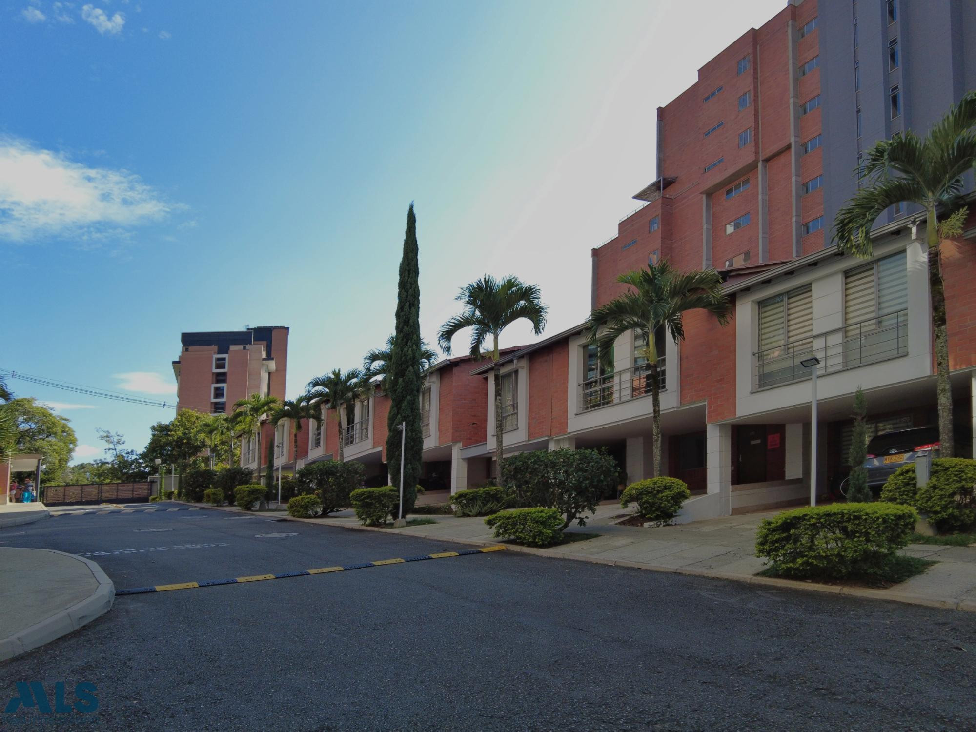 Casa en unidad cerrada con excelente ubicación envigado - el esmeraldal