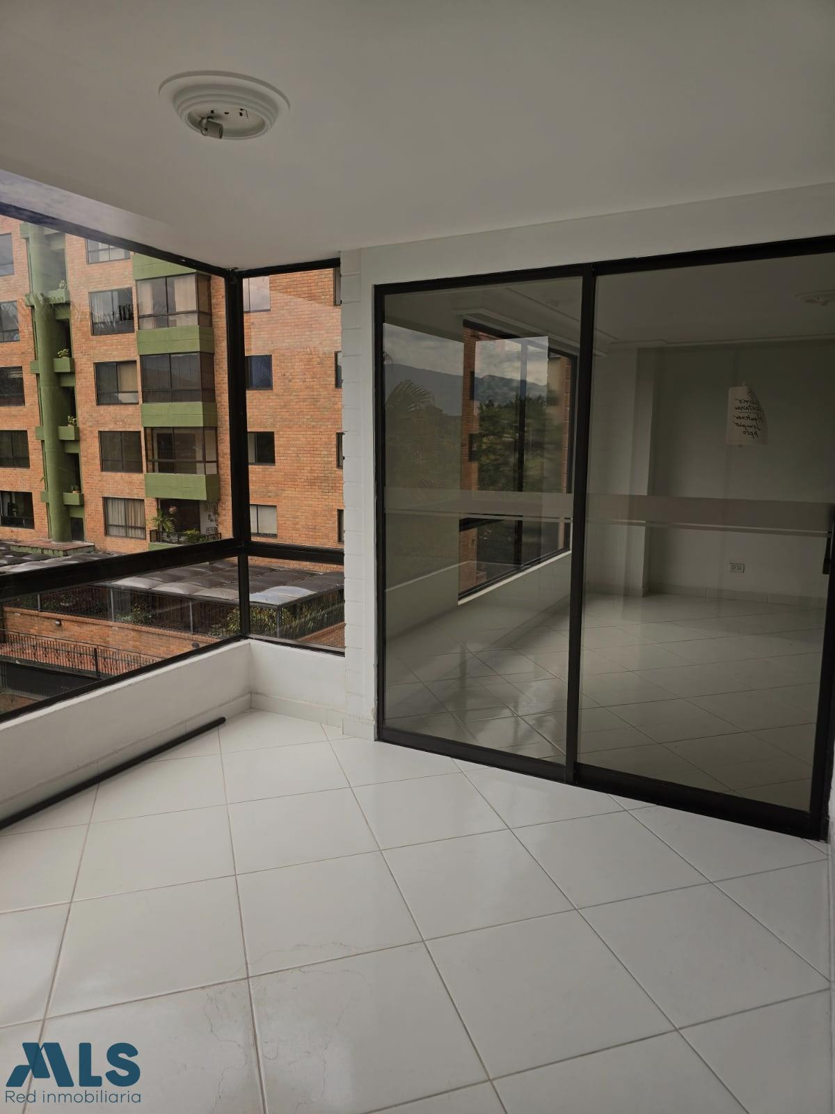 Apartamento con excelente ubicación y gran potencial. medellin - oviedo