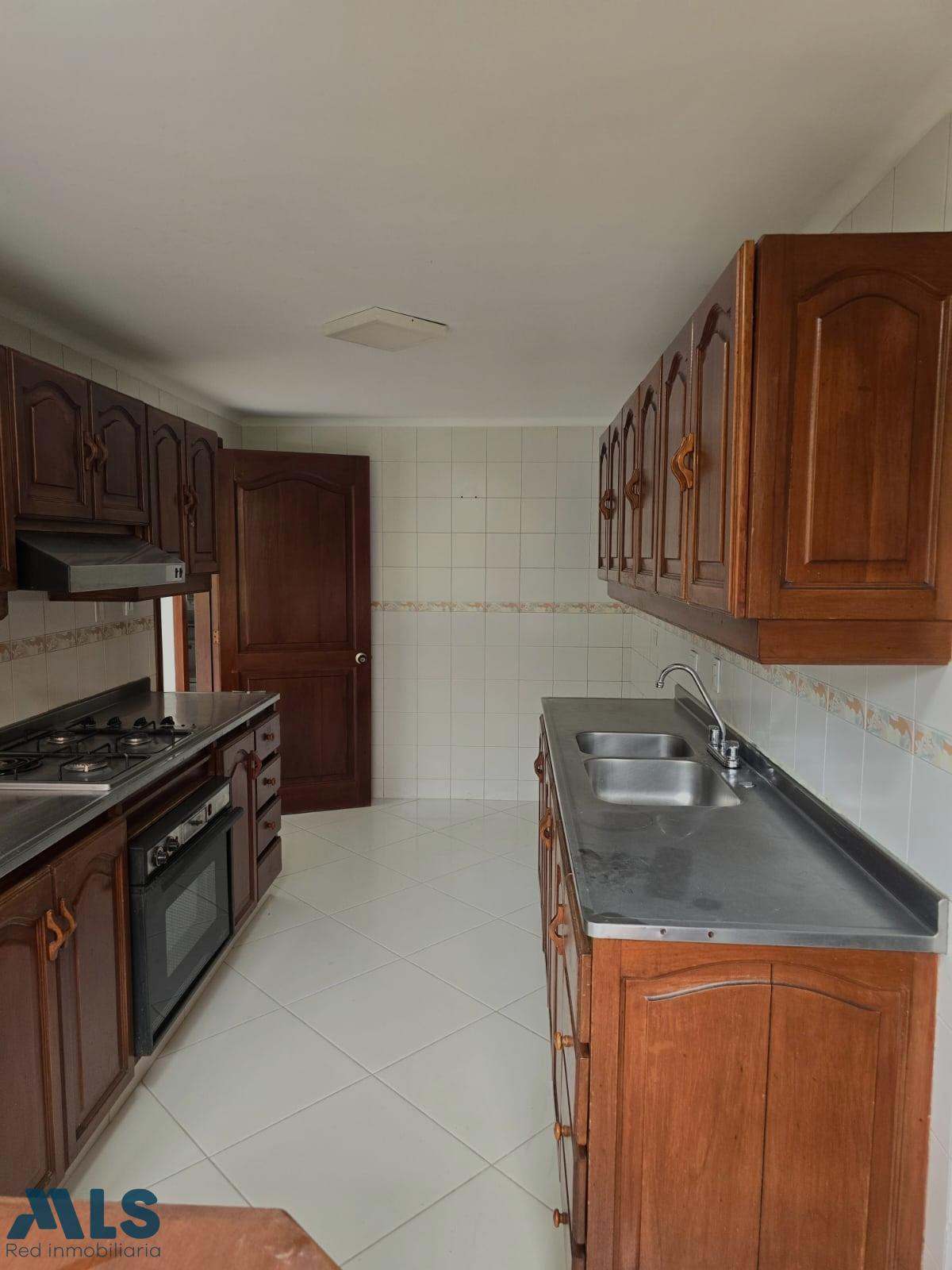 Apartamento con excelente ubicación y gran potencial. medellin - oviedo