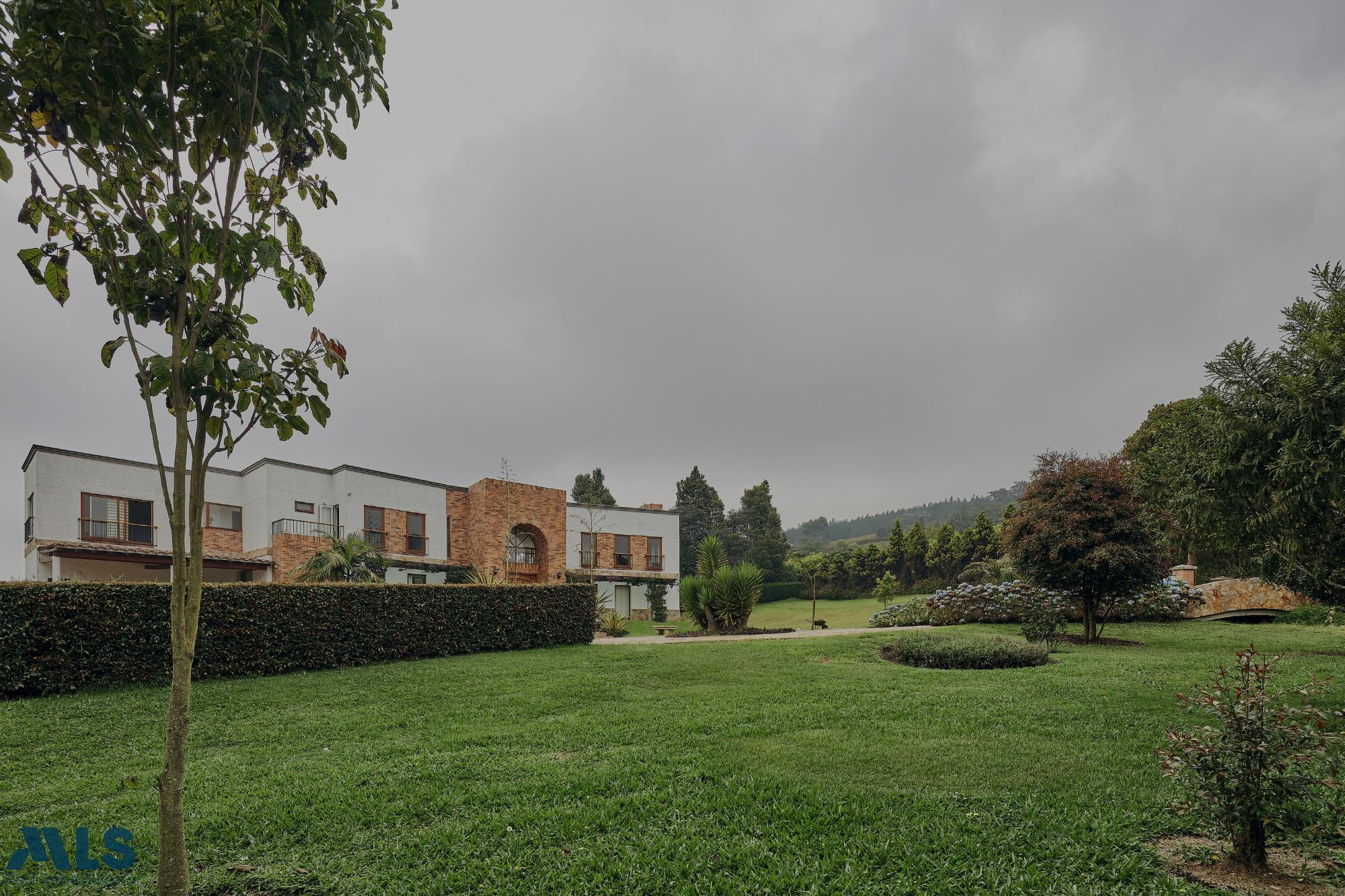 HERMOSA CASA TIPO FRANCESA EN ZONA EXCLUSIVA envigado - alto de las palmas