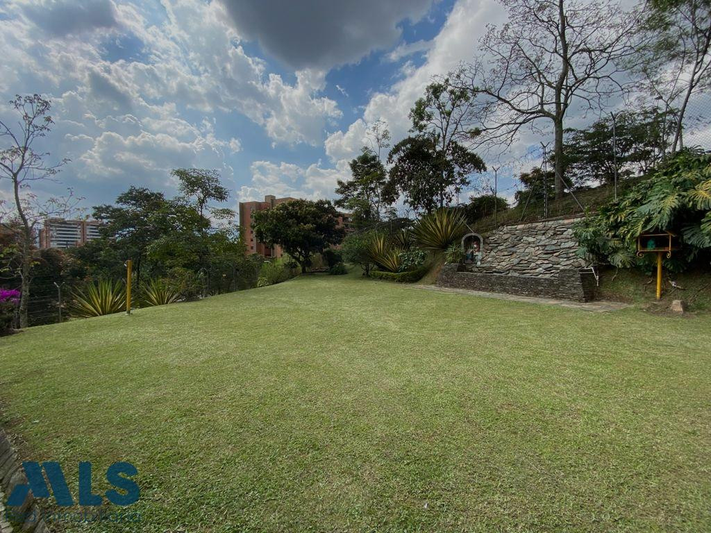 Casa con lote grande en Envigado envigado - loma del escobero