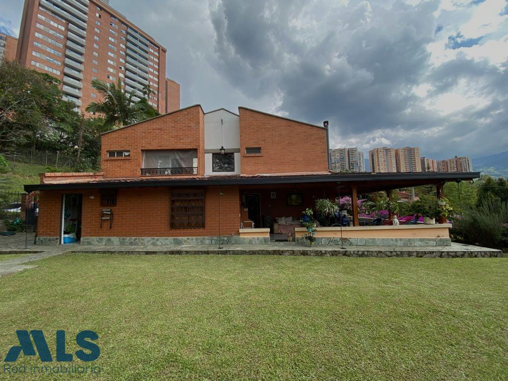 Casa con lote grande en Envigado envigado - loma del escobero