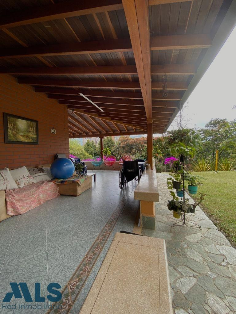 Casa con lote grande en Envigado envigado - loma del escobero