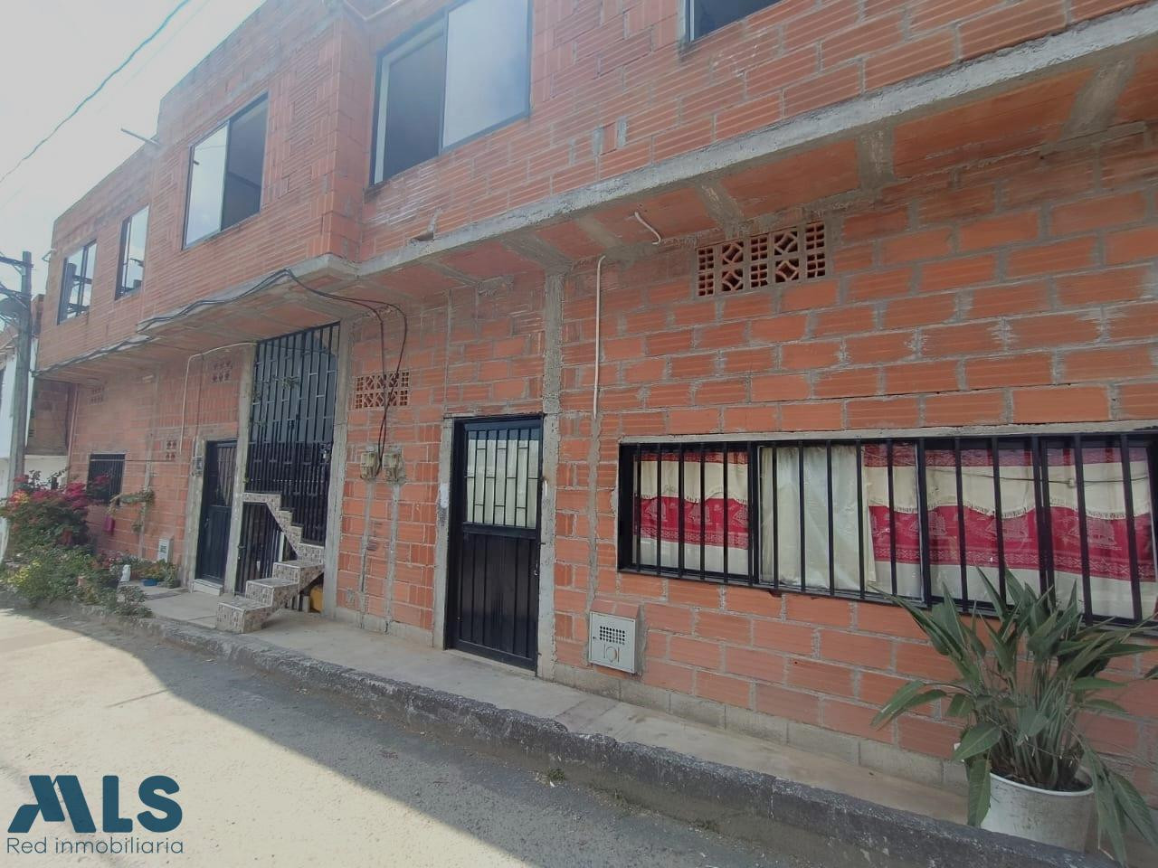 en venta casa con 4 unidades de vivienda medellin - floresta la pradera