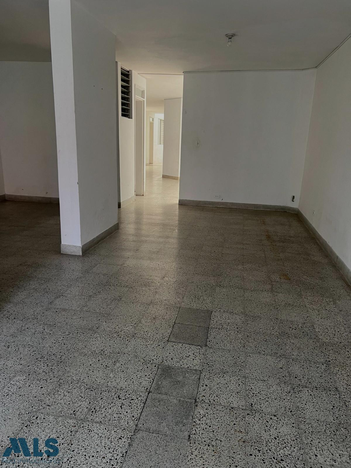 Edificación de 3 pisos para la venta en Laureles medellin - florida nueva