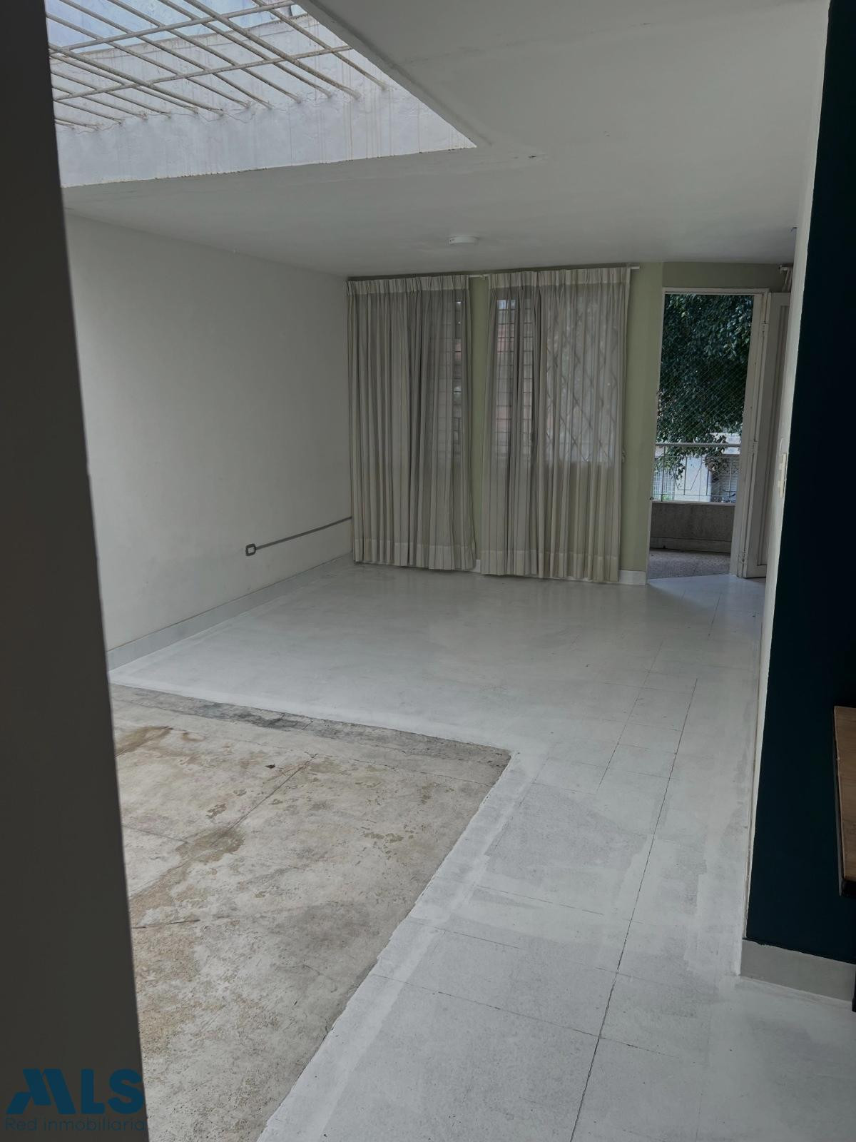 Edificación de 3 pisos para la venta en Laureles medellin - florida nueva