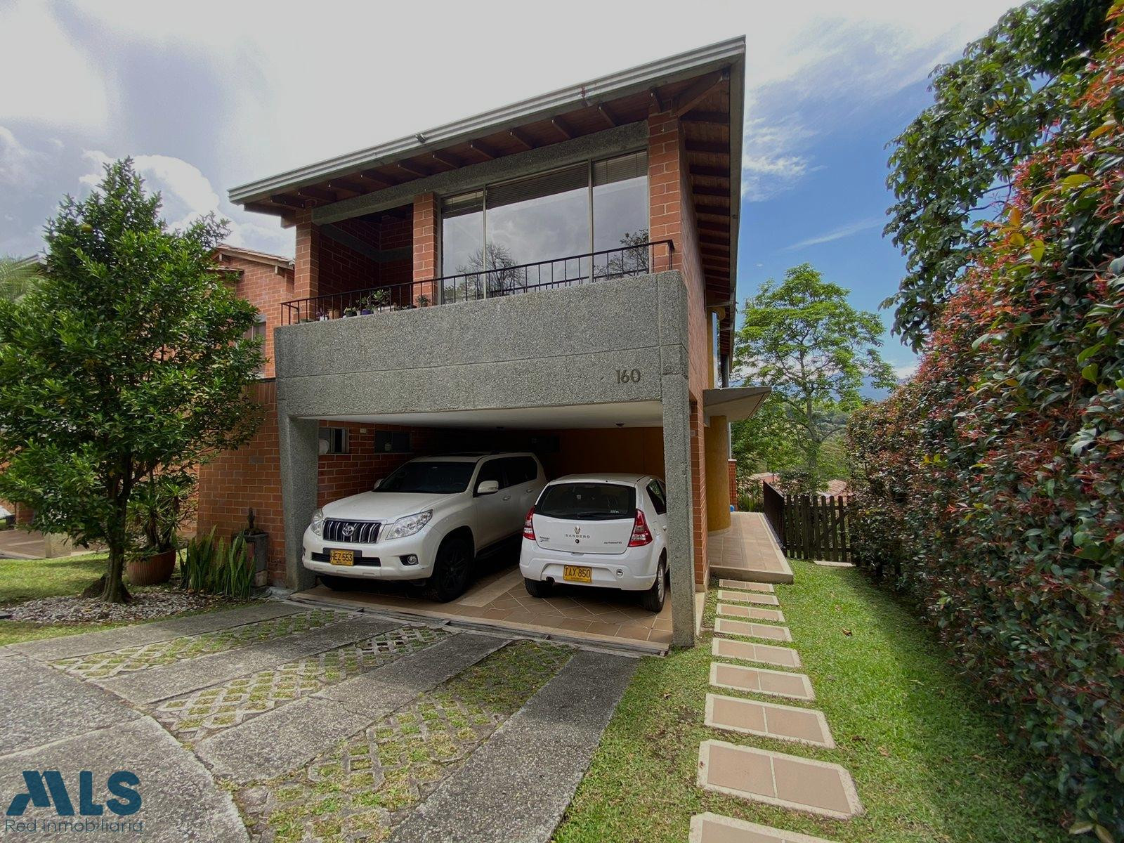 CASA CON AMPLIA ZONA VERDE envigado - transversal intermedia