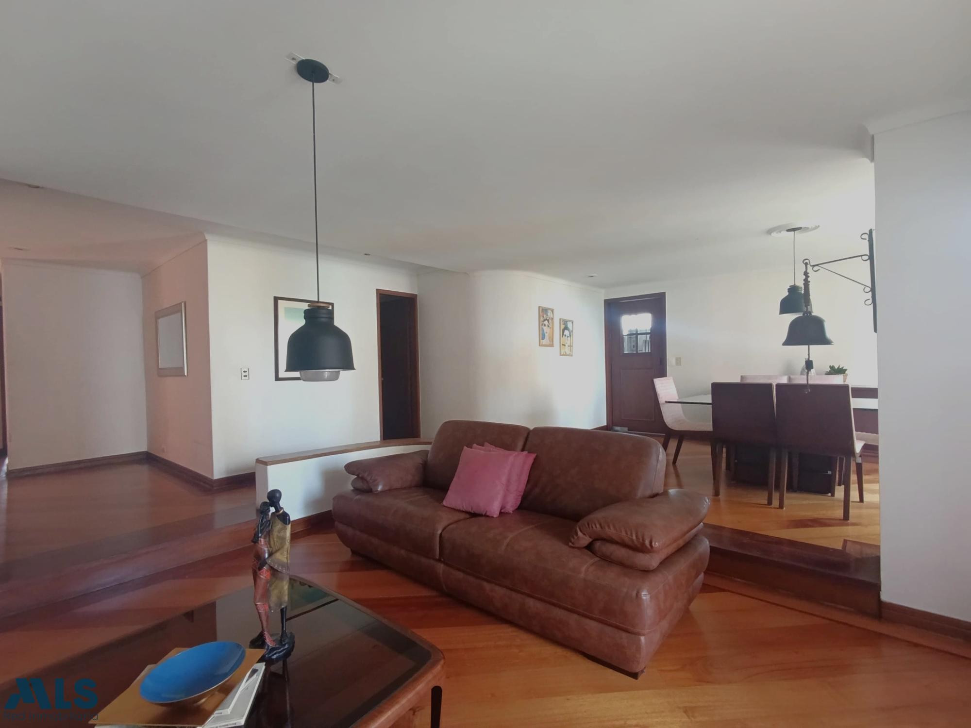 agradable y amplio apartamento en el poblado medellin - el poblado