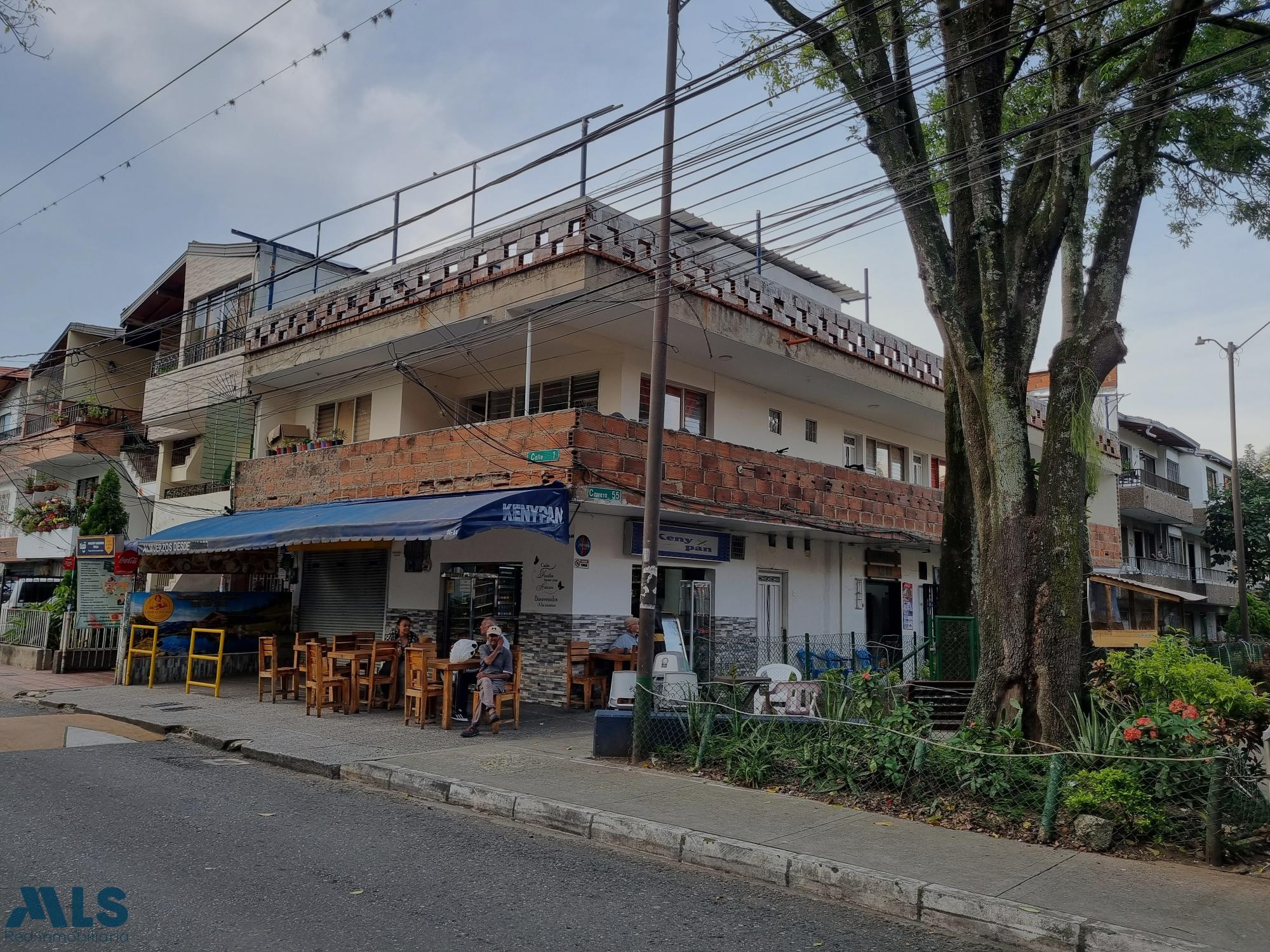 Venta de casa esquinera con áreas muy generosas medellin - el rodeo