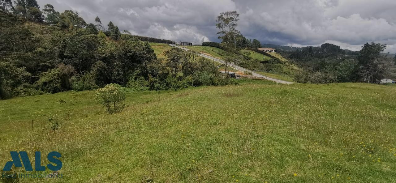 Lote que tiene una magia especial con vista una reserva envigado - alto de las palmas