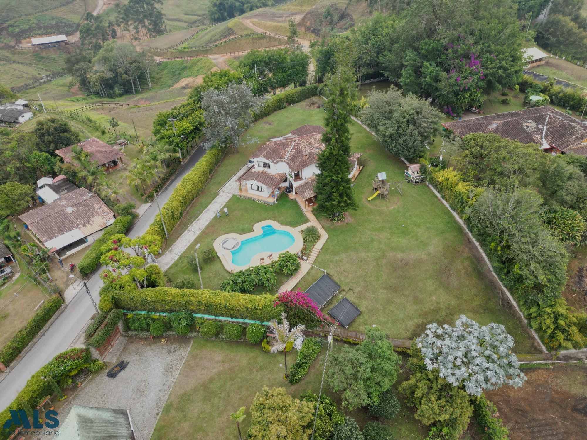 Casa con Piscina en Vereda el Capiro rionegro - v el capiro rionegro