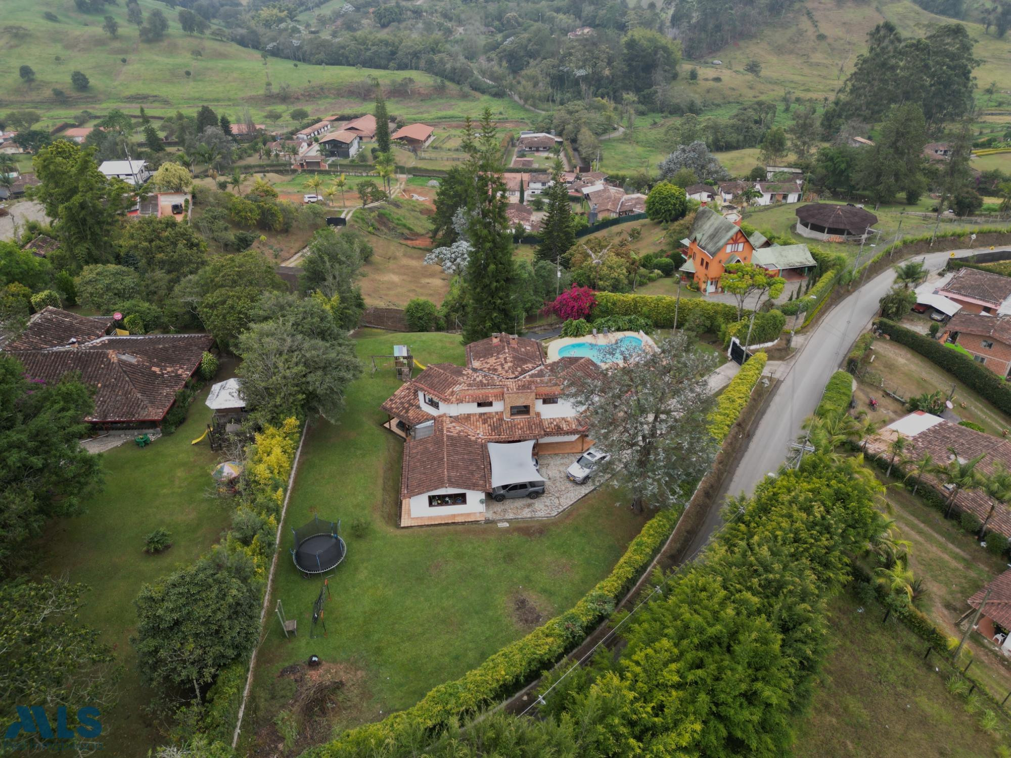 Casa con Piscina en Vereda el Capiro rionegro - v el capiro rionegro