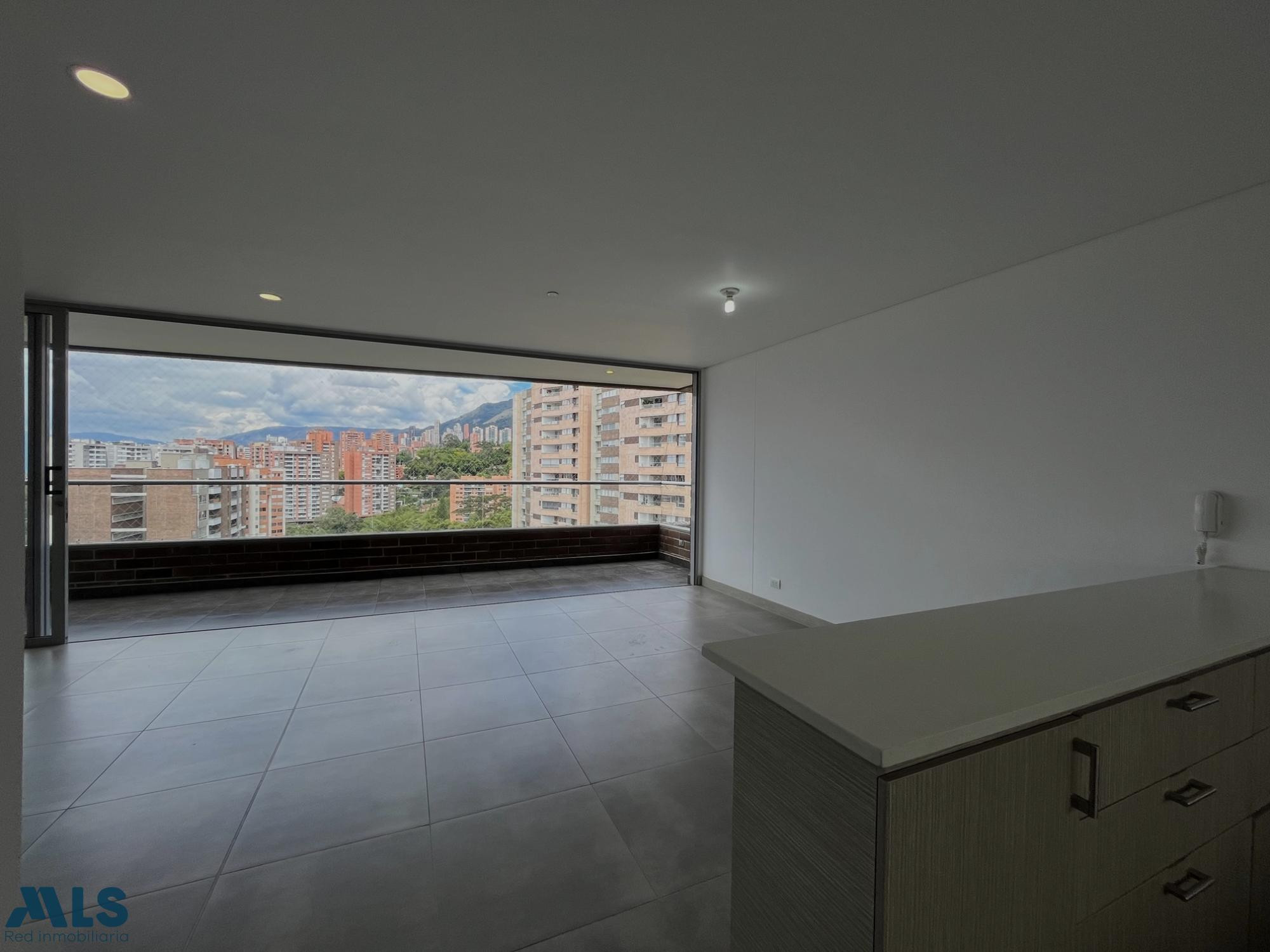 Apartamento Envigado, piso alto, 3 alcobas con baño envigado - el chocho