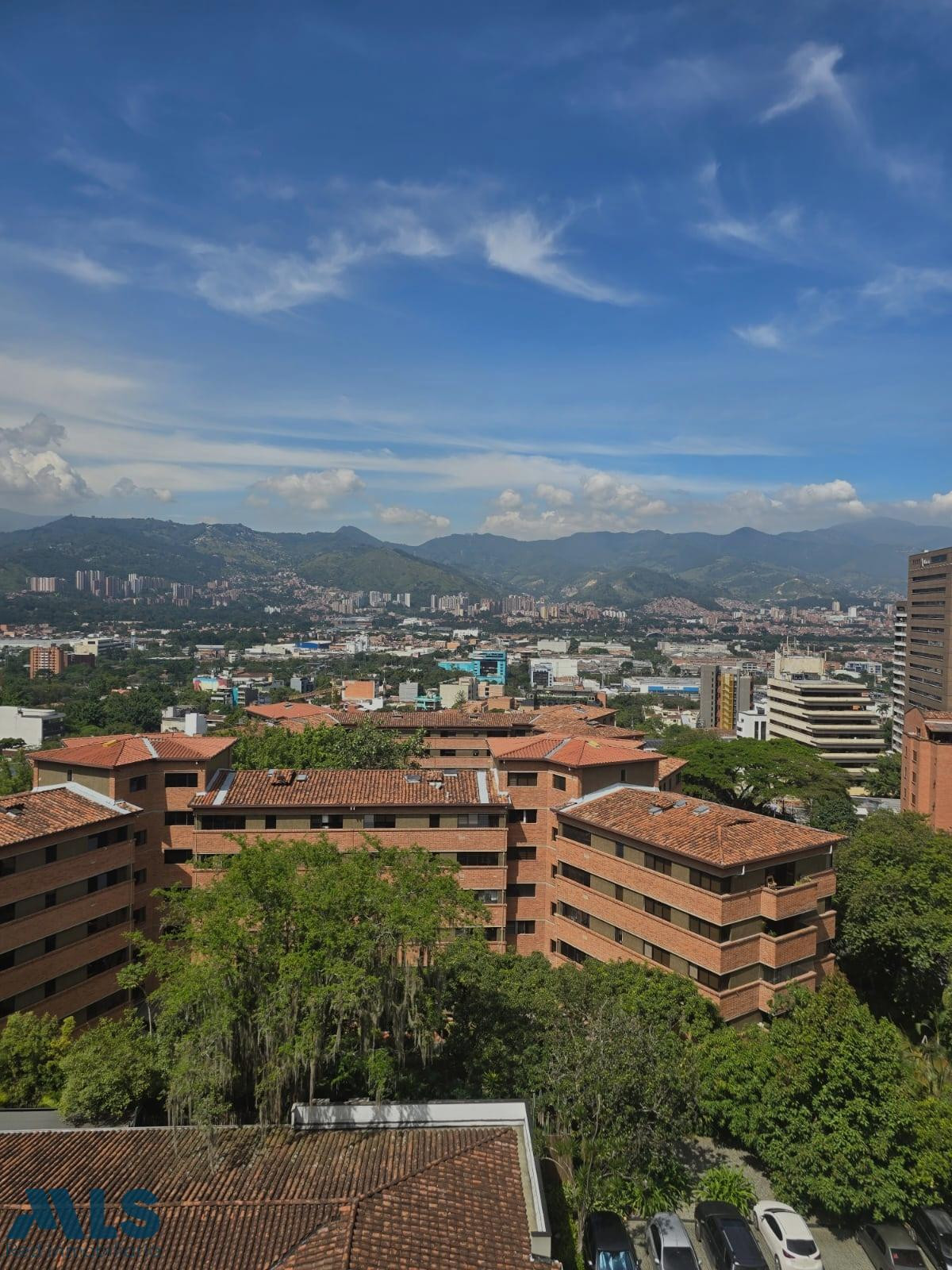 Espectacular apartamento remodeladao en Castropol, con muy generosos espacios y hermo medellin - castropol