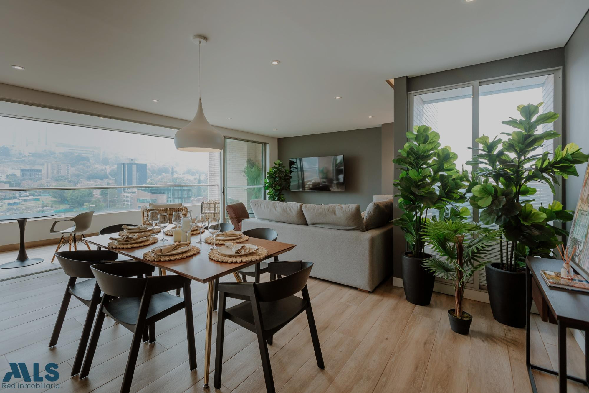 Lujoso Apartamento recién remodelado con excelentes vistas a la Venta medellin - loma de los parra