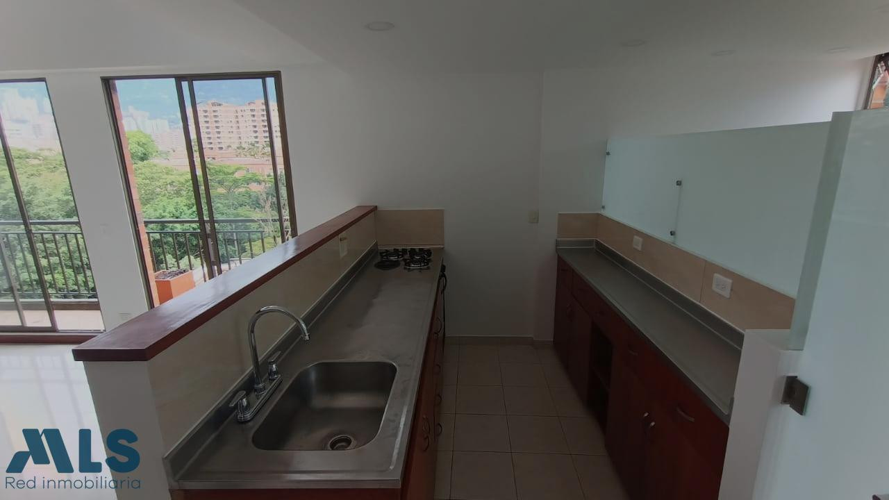 Apartamento dúplex, amplio e iluminado. envigado - el portal