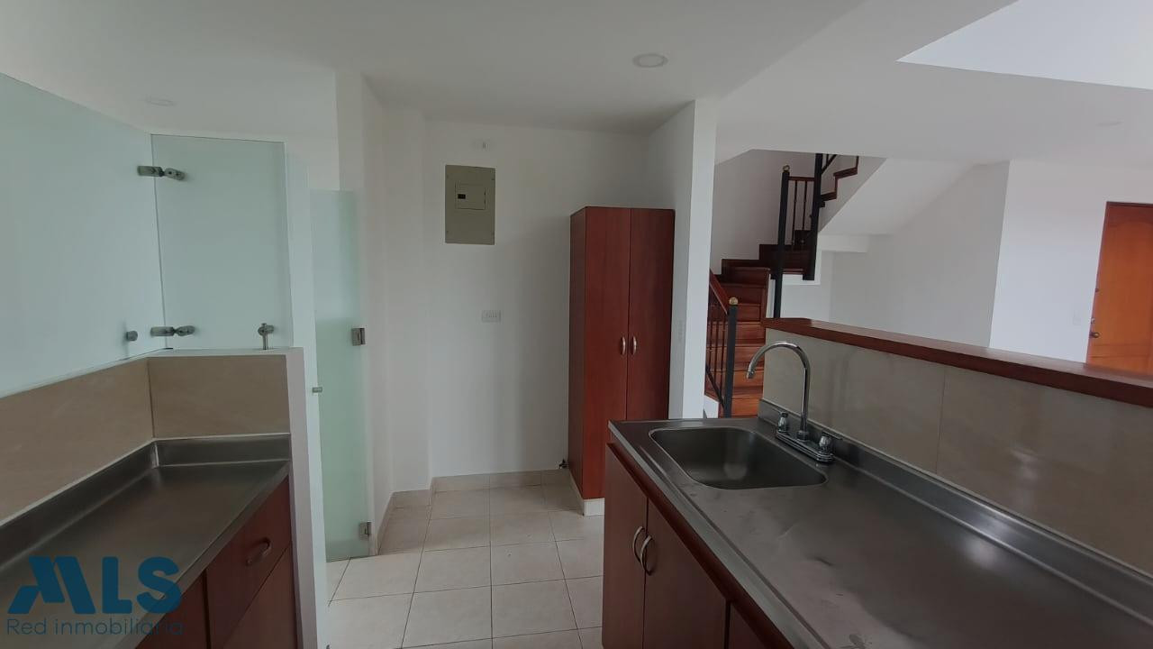 Apartamento dúplex, amplio e iluminado. envigado - el portal