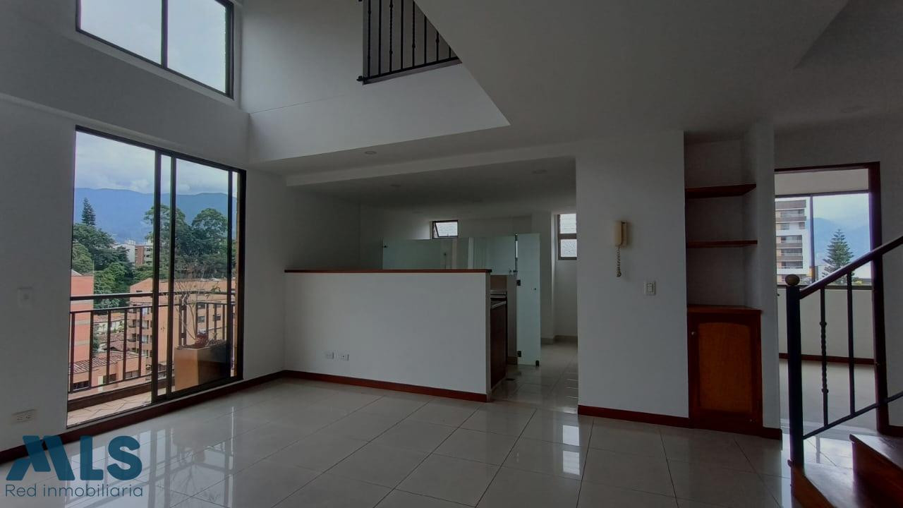 Apartamento dúplex, amplio e iluminado. envigado - el portal