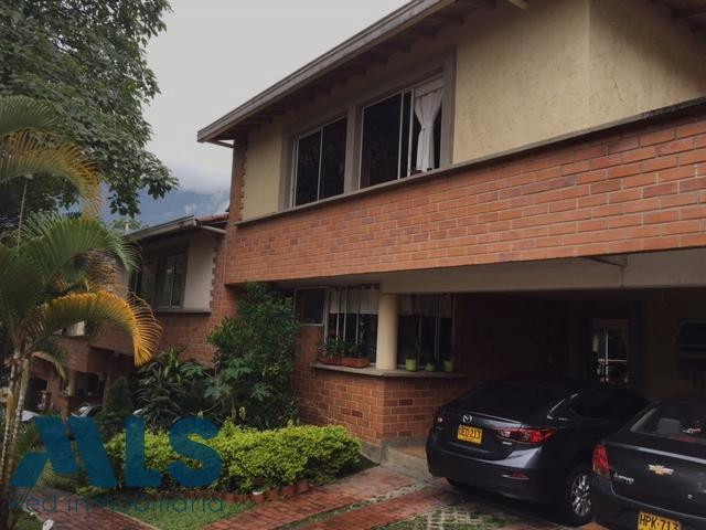 Casa en hermosa unidad envigado - loma el atravesado