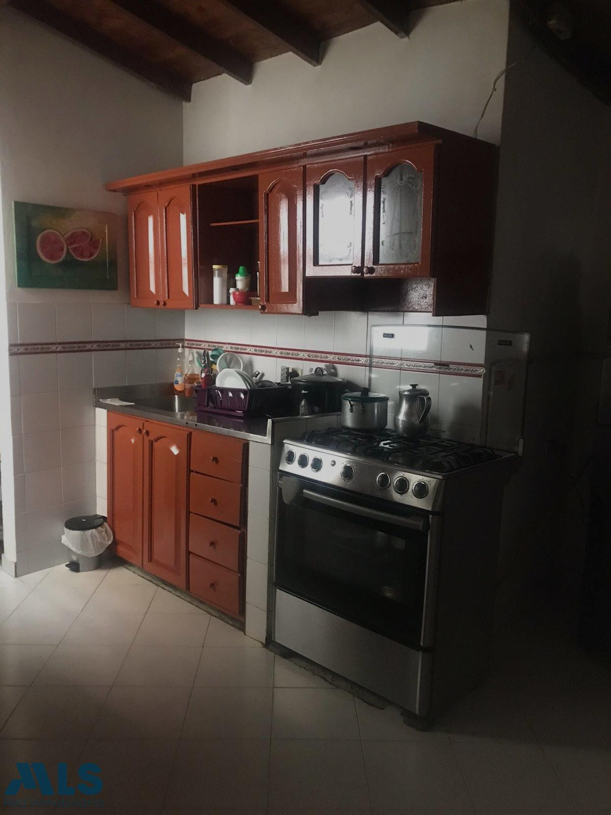 APARTAMENTO PARA REMODELAR SECTOR COMERCIAL sabaneta - calle larga