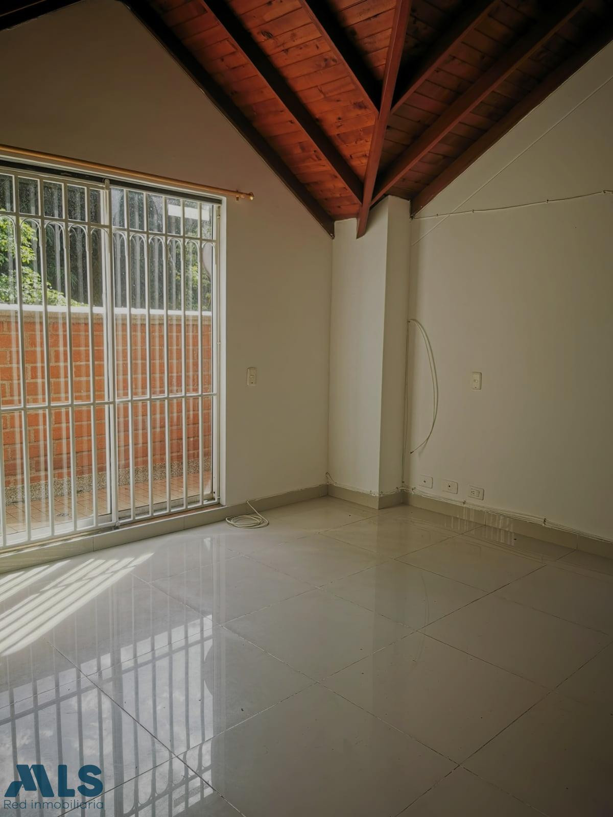 CASA FAMILIAR EN ZONA EXCELENTE UBICACION EN CASTROPOL medellin - castropol